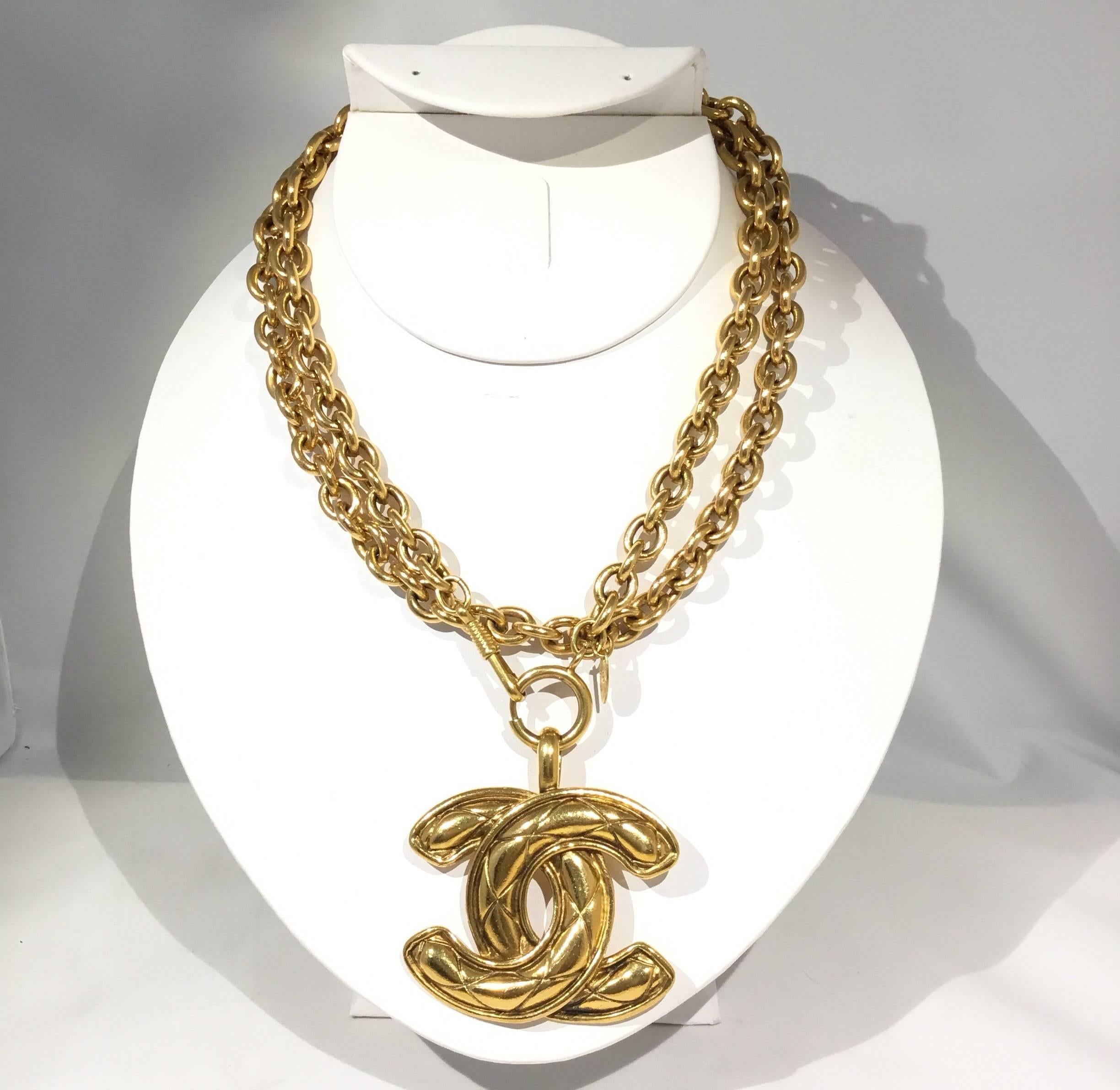 Chanel vintage chain  necklace features a large signature CC quilted Pendant and a clip clasp closure. Made in France. 

Length 33''
Drop 19”
Pendant 2” x 2.5”