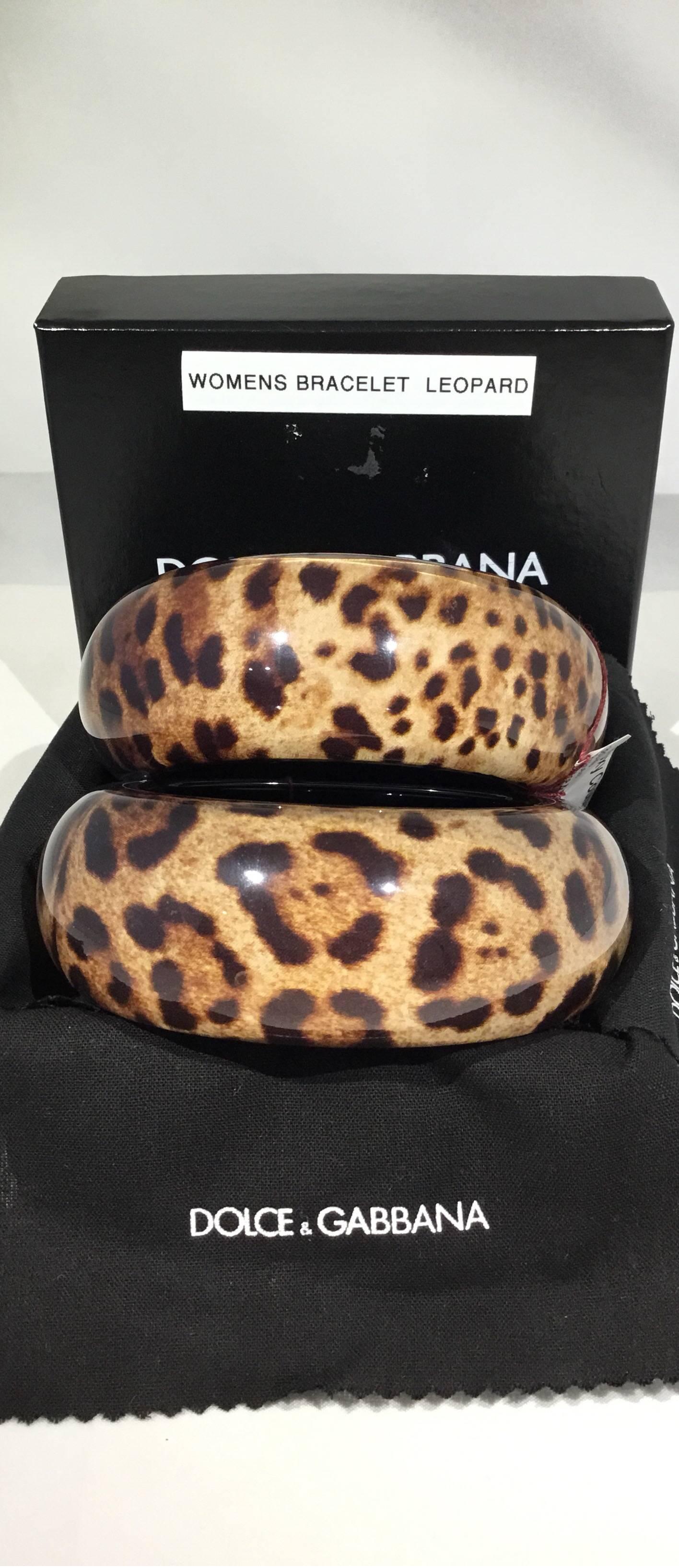 Dolce & Gabbana lucite bangles feature a Leopard Print. Box included. Circumference 8”, excellent condition!