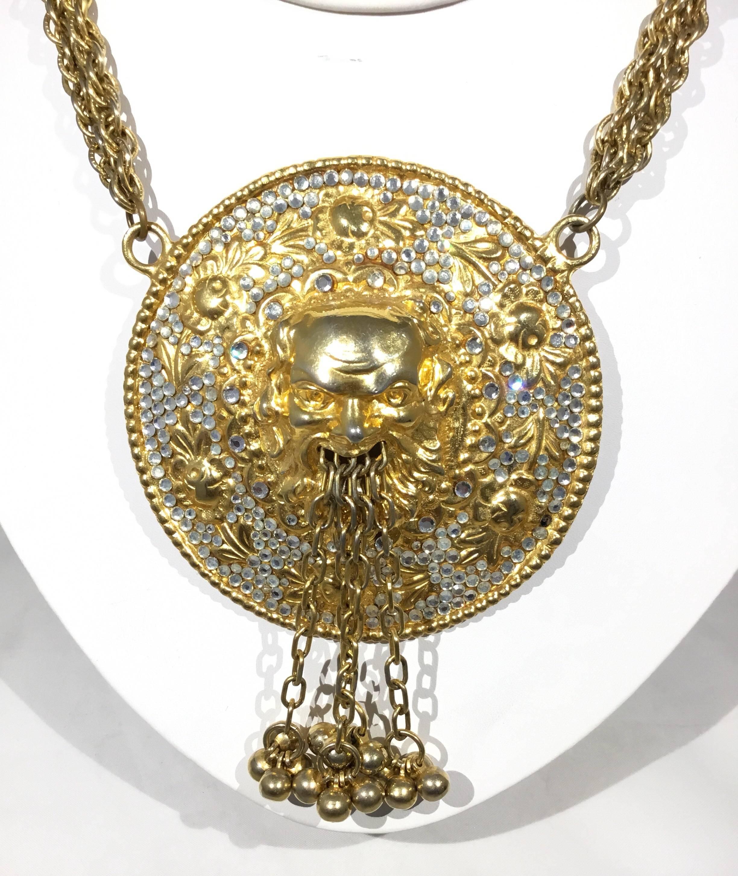 Judith Leiber Massives Bacchus-Medaillon-Halskette   im Zustand „Hervorragend“ im Angebot in Carmel, CA