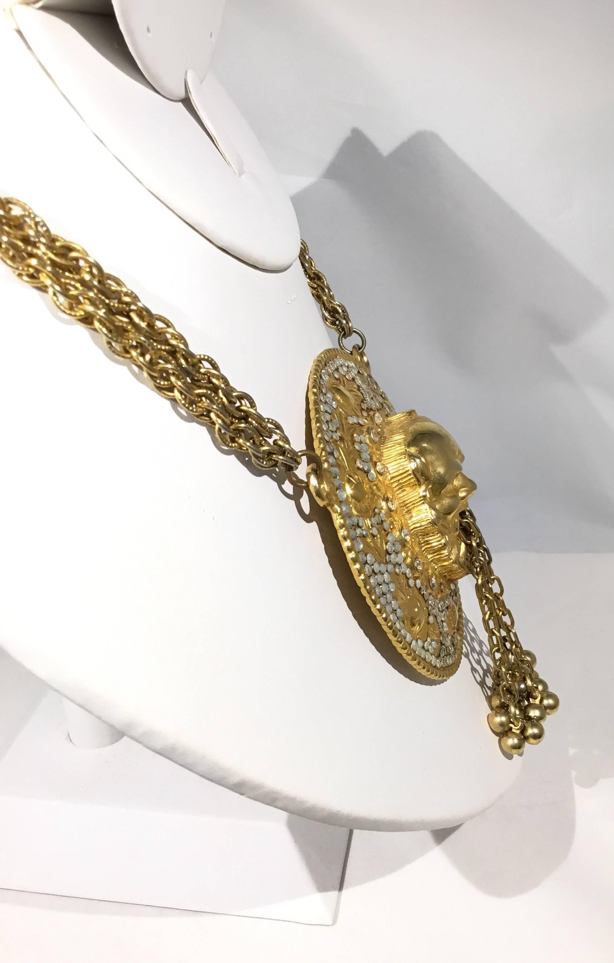 Judith Leiber Massives Bacchus-Medaillon-Halskette   im Angebot 1