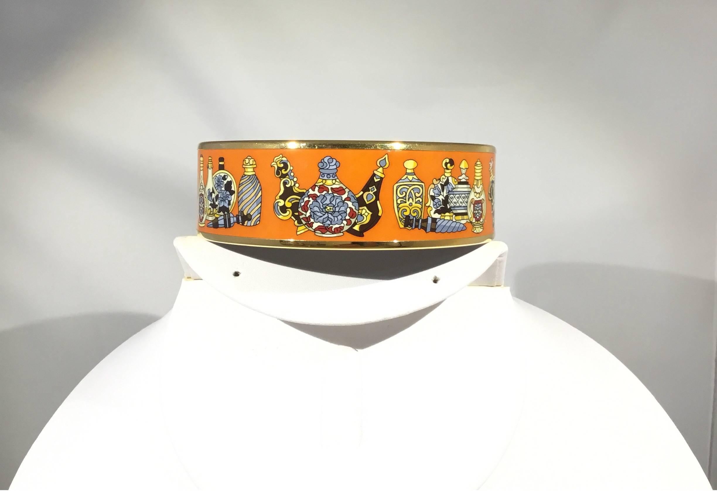 Hermes enamel bangle featured in an orange and multicolor Print with gold tone hardware. Made in Autstria + K.  Bangle includes box and dust bag.

Diameter 2.75” (6.98 cm), width 0.75”