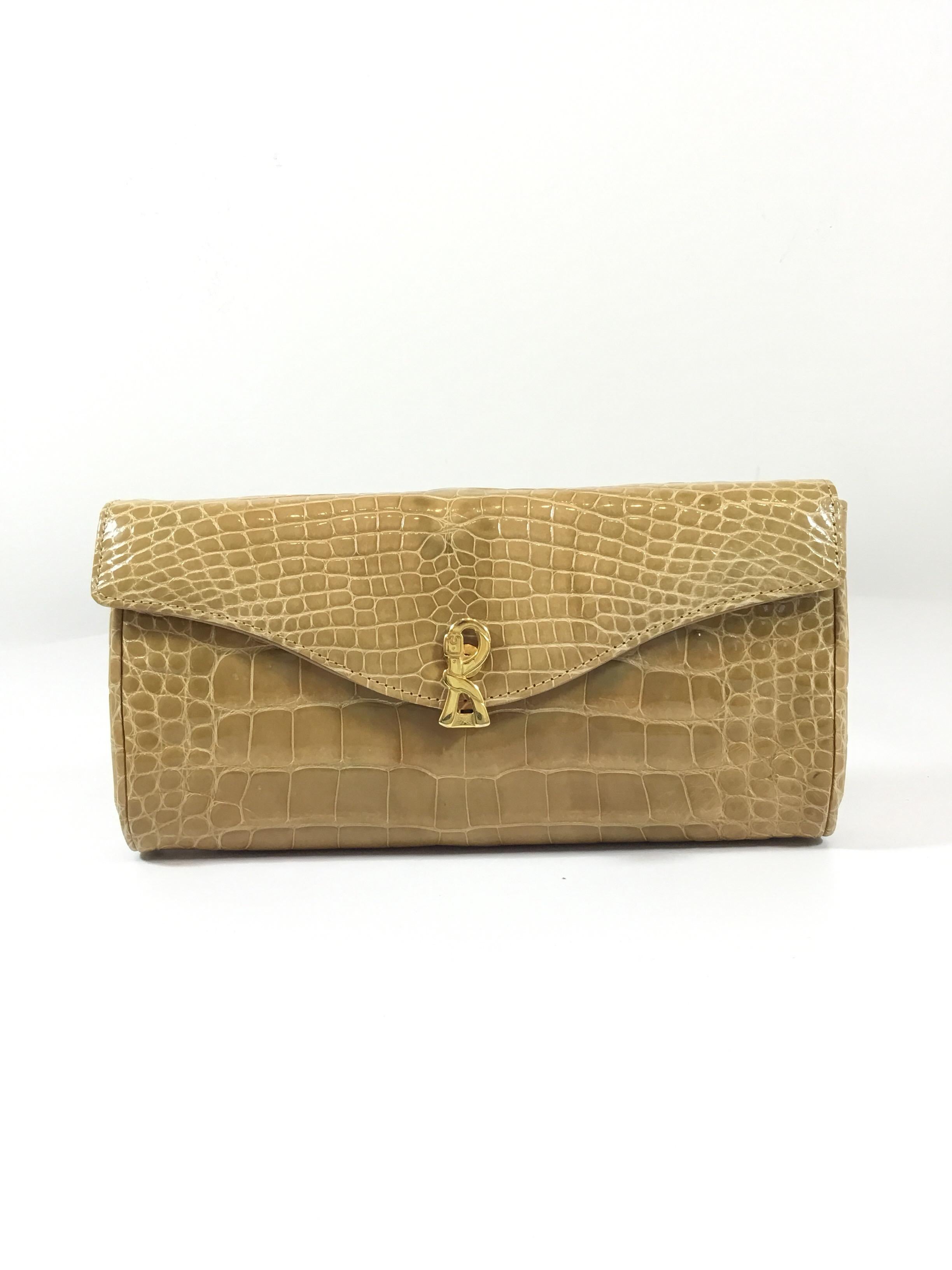 Roberta di Camerino exotic crocodile skin clutch purse featured in a beige with a dark green hue and a gold-tone metal chain handle that can be removed. Clutch bag has a metal flap clasp closure and is fully lined in leather with one slip pocket and