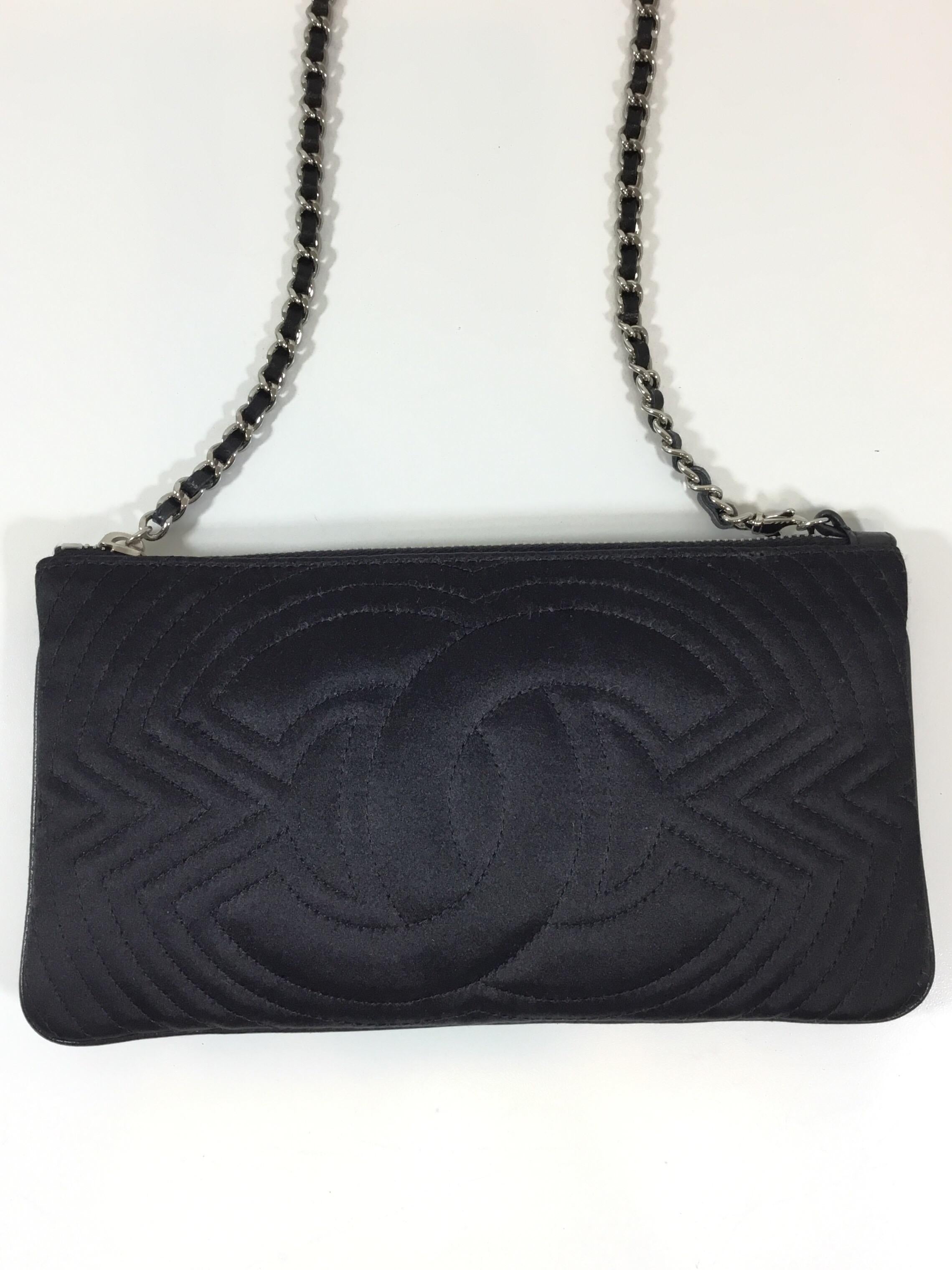 Chanel Quilted Clutch, 2004-2005 In Excellent Condition In Carmel, CA