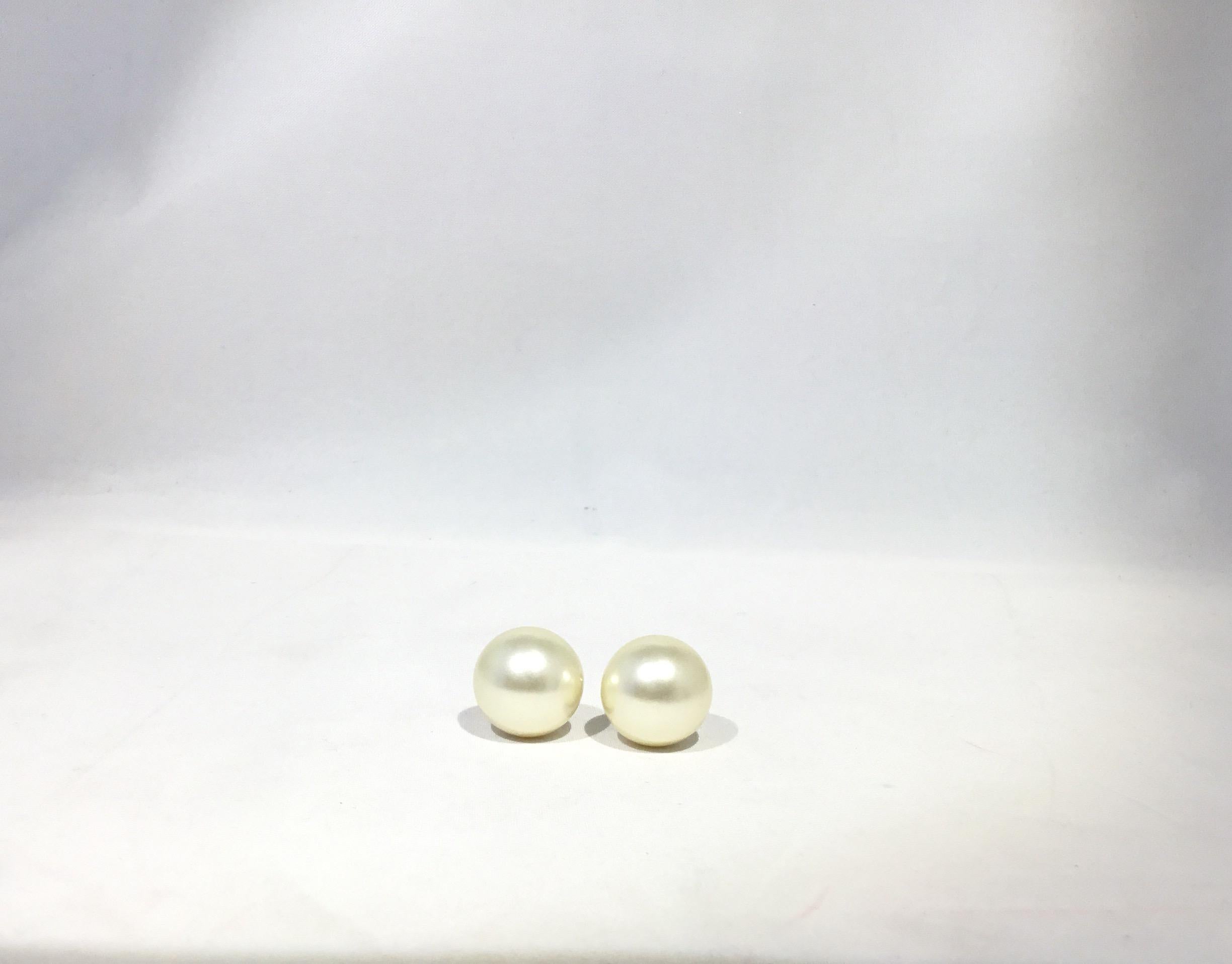 CHRISTIAN DIOR Pearl Mise En Dior Tribal Earrings or 100% of your money back. The asymmetrical tribal inspired earrings feature a small faux pearl set on gold metal that rests on the ear, whilst the larger faux pearl is slightly visible from behind