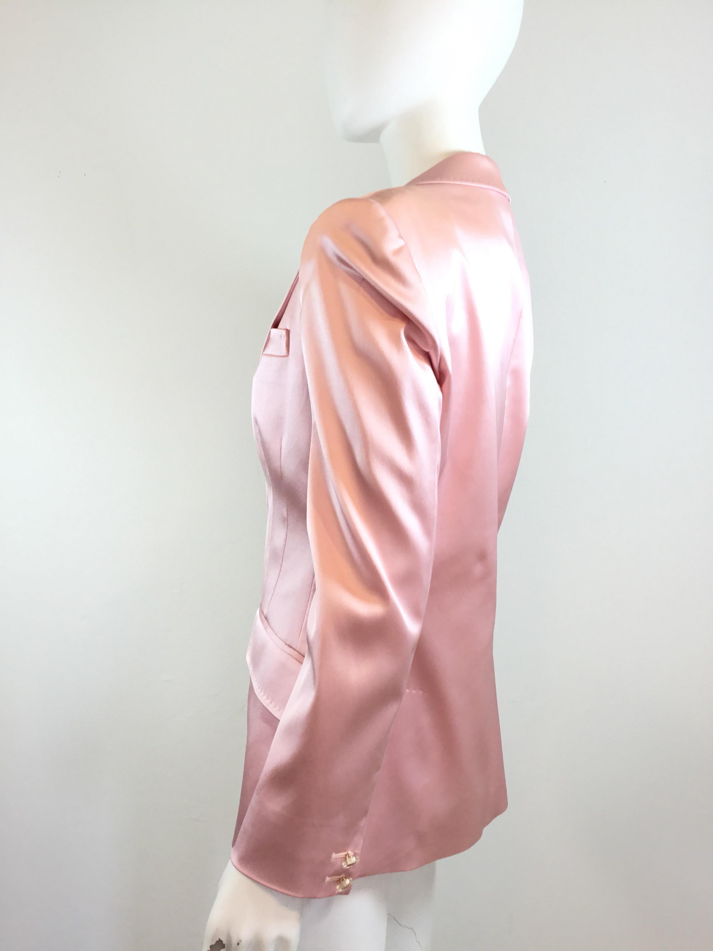 MINT condition Versace blazer in a pastel pink color, satin fabric. Blazer has button closures at the front and at the cuffs. Full lining, size 44, made in Italy. There is a total of 3 pockets in which all have been unused. 

Measurements:
Bust 38”,