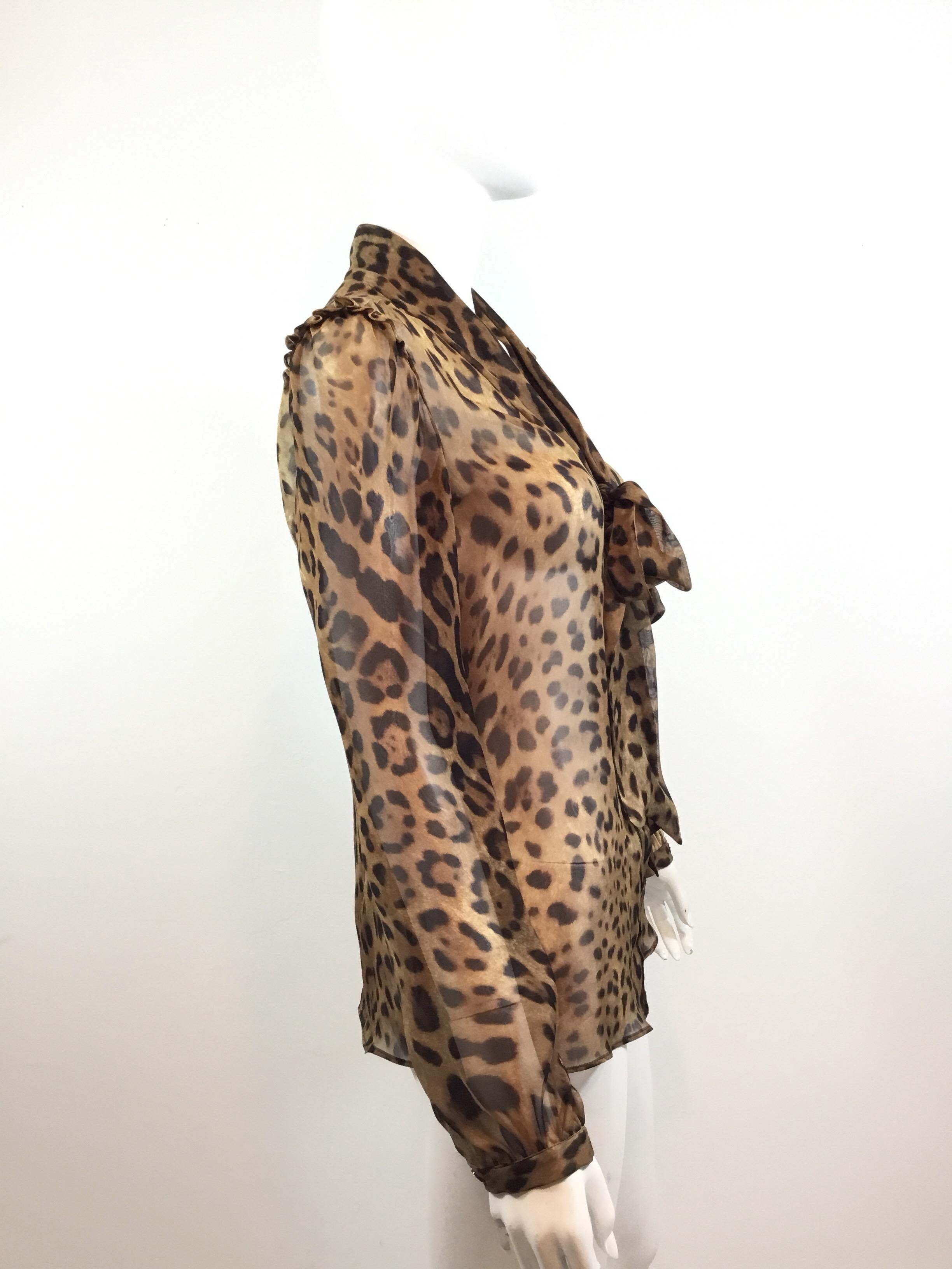 Dolce& Gabbana silk chiffon blouse with a leopard print throughout, button fastenings and a neck tie. Blouse is a size 42, made in Italy.

Bust 36”, sleeves 28”, length 26”