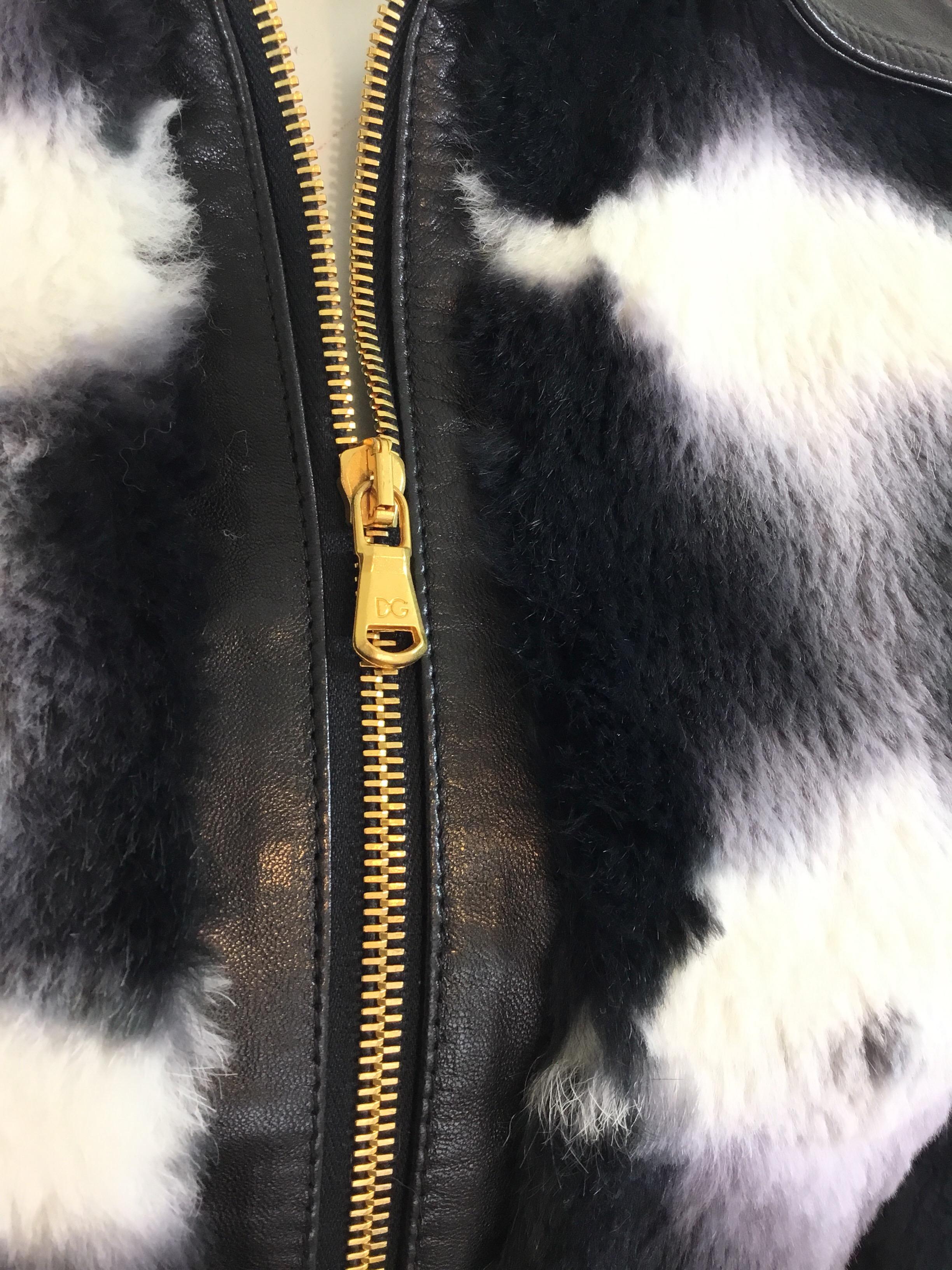 Dolce & Gabbana lapin Fur Jacket in Black and white with goldtone hardware throughout and a leather collar and cuffs. Size 44. Jacket has a zipper fastening and is fully lined. Made in Italy.

Bust 36'', sleeves 23'', length 23''