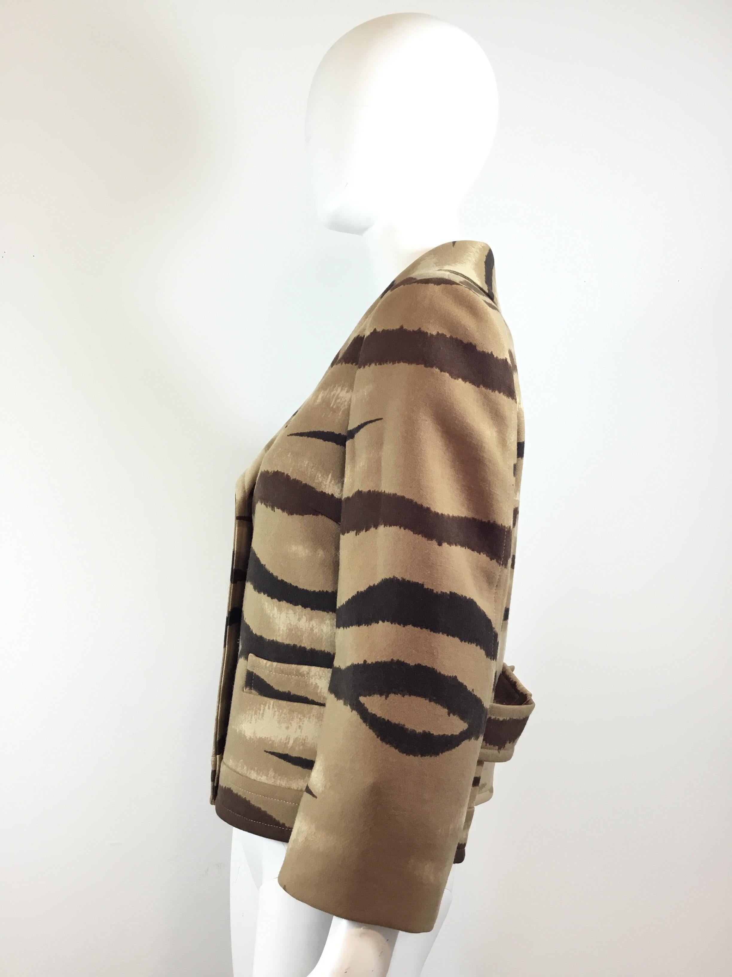 Valentino brown/tan zebra print blazer with button closures and a full lining. Blazer is a size 46, made in Italy. 100% wool.
Excellent condition.

Bust 40''
Sleeves 20''
Length 22''