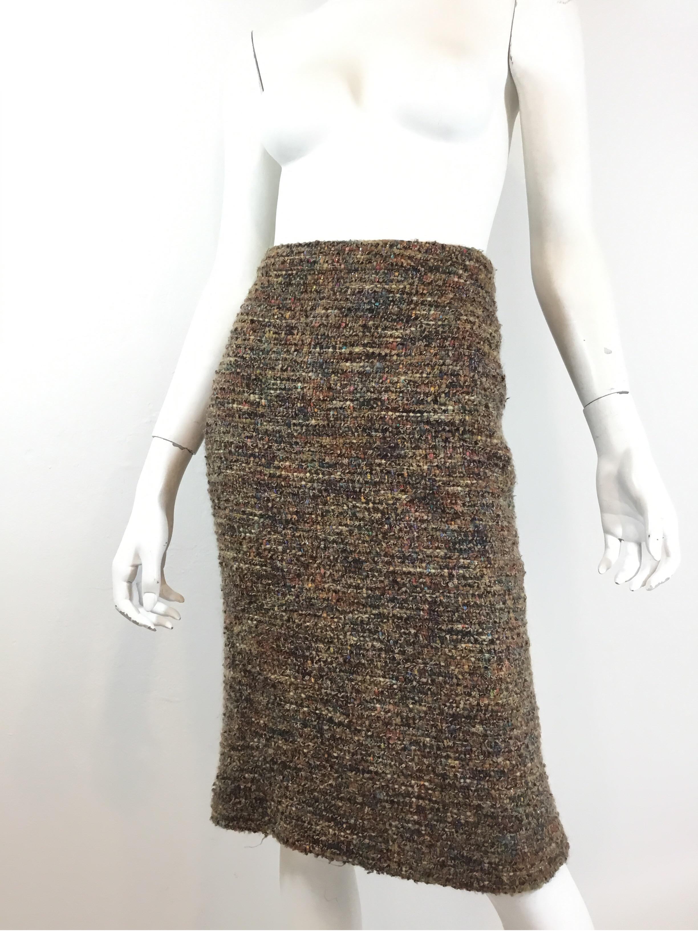 Chanel skirt featured in a multicolored fantasy Tweed with a fishtail hem at the back and a side zipper and button fastening. Skirt is full lined and is in excellent comdition. Measurements are as follows:

Waist 28”
Hips 36”
Length 29”