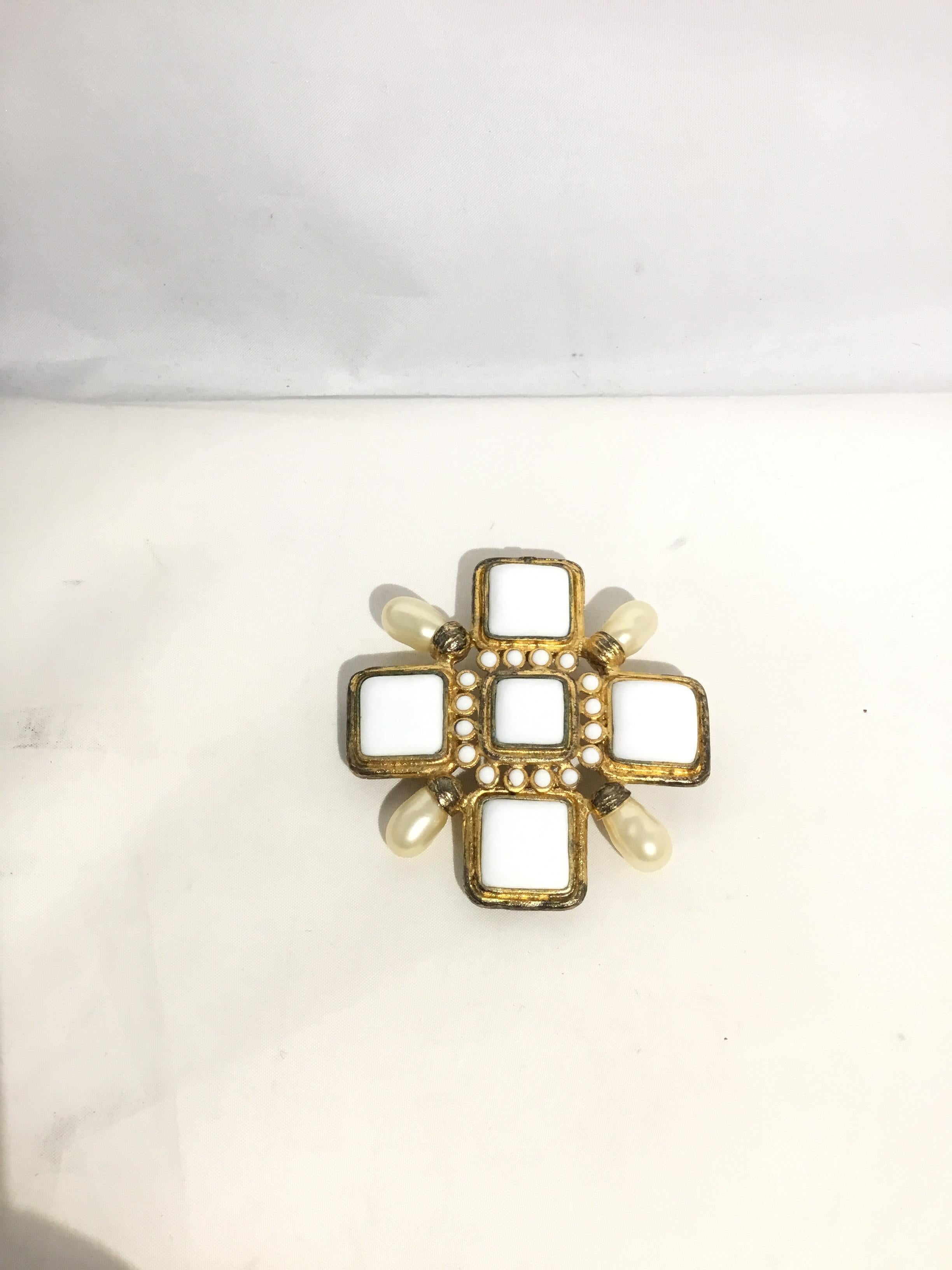 Chanel 2001 P Enamel & Pearl Brooch/Pendant für Damen oder Herren