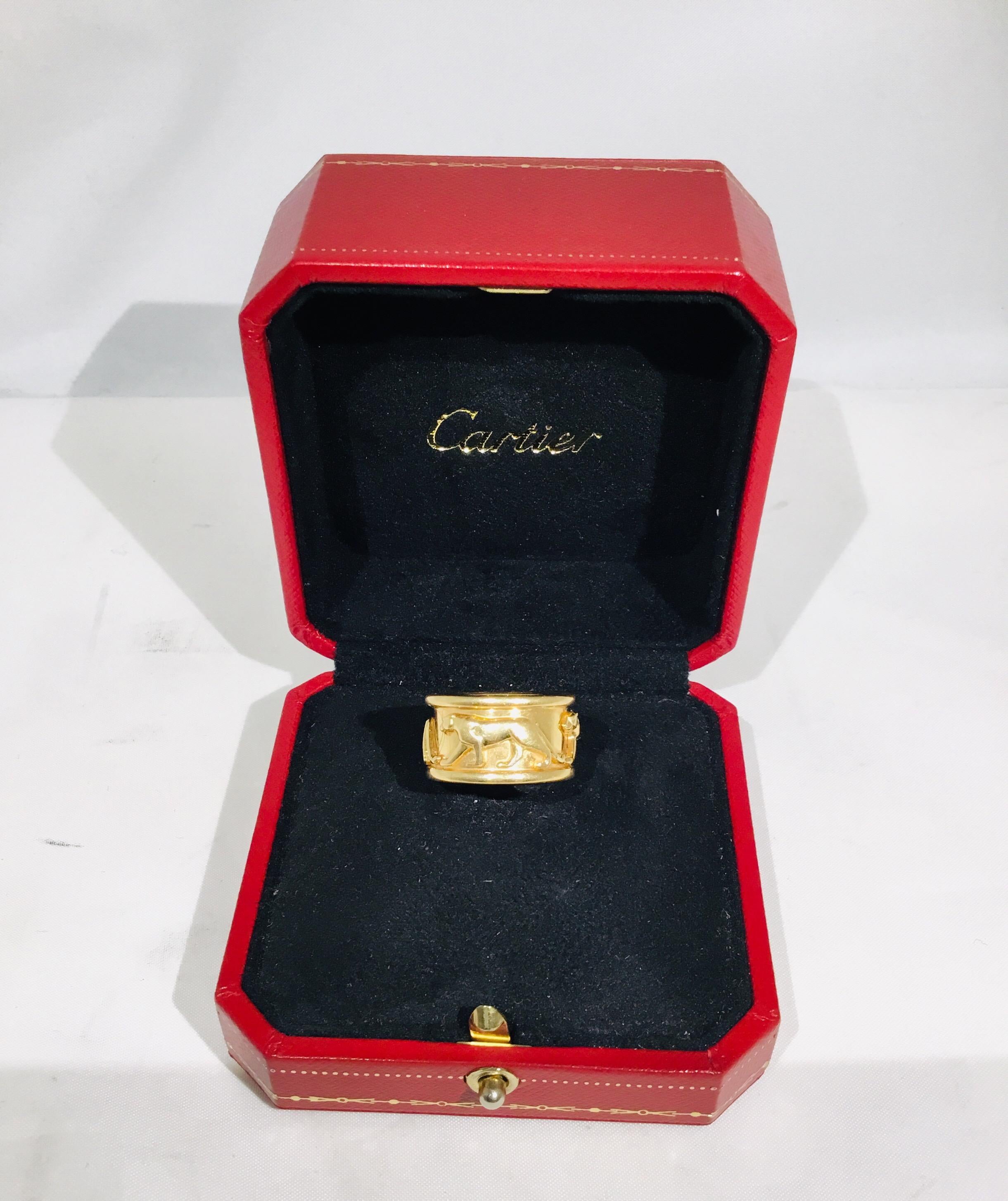 Cartier Bandring aus 18 Karat Gelbgold mit schreitenden Panthern. Der Ring ist mit Cartier-Punzen versehen und wird in der Originalverpackung geliefert.

Breite 12mm
Gewicht 13,02g
Größe: 7
