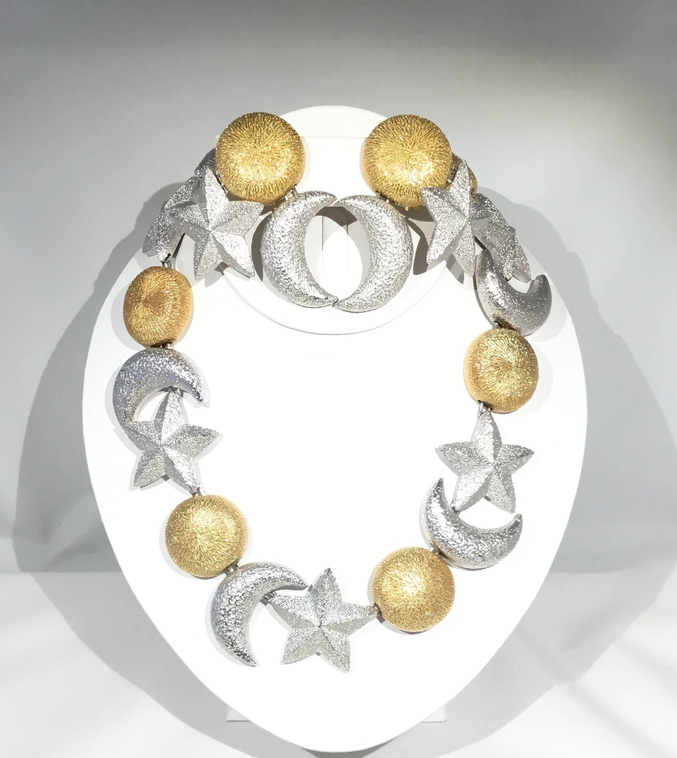 Große Christian Dior Clip auf Halskette und Ohrringe. Silber und Gold. Gezeichnet Chr. Dior (und ein C im Kreis). Vintage 1980er Jahre.

Halskette ist 17'' lang
Ohrringe sind 2,5