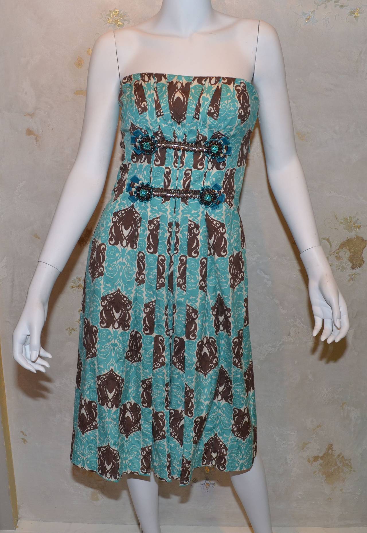 NWT Carolina Herrera Turquoise Blue Brown Print Embellished Strapless Dress

Carolina Herrera dress features a turquoise and brown print with bead embellishing at the front and back center of the bodice. Bust is partly boned. Side zipper and