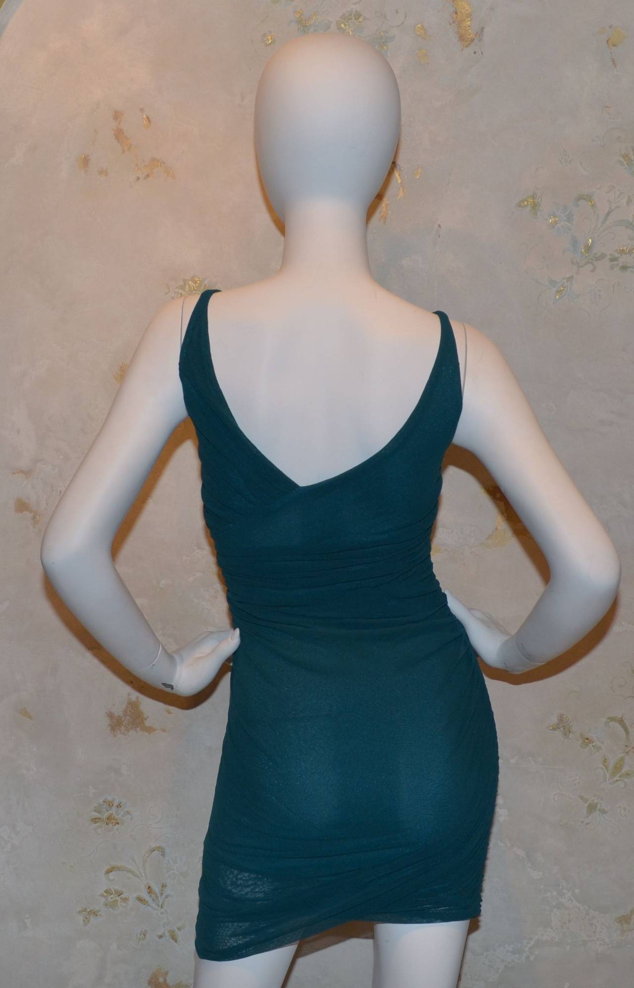 Giorgio di Sant Angelo Robe débardeur des années 1980 en lycra extensible à mailles, tricoté en bas de corps. La robe est une petite taille et convient à notre mannequin qui mesure un buste de 34 pouces, une taille de 25 pouces et une hanche de 37