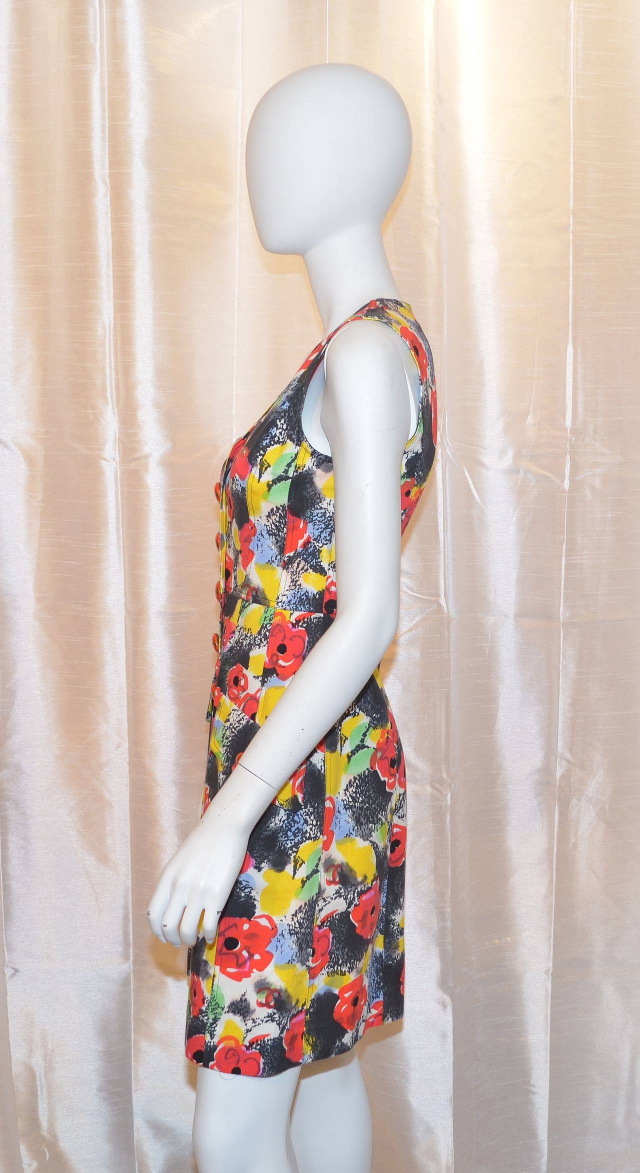 Chanel dress in bold summer yellow and red has large red lucite buttons along the front center and two buttoned flap pockets. 100% cotton. Made in France, size 38.

Measurements:
Bust - 30''
Waist - 27''
Hips - 37''
Length - 35''