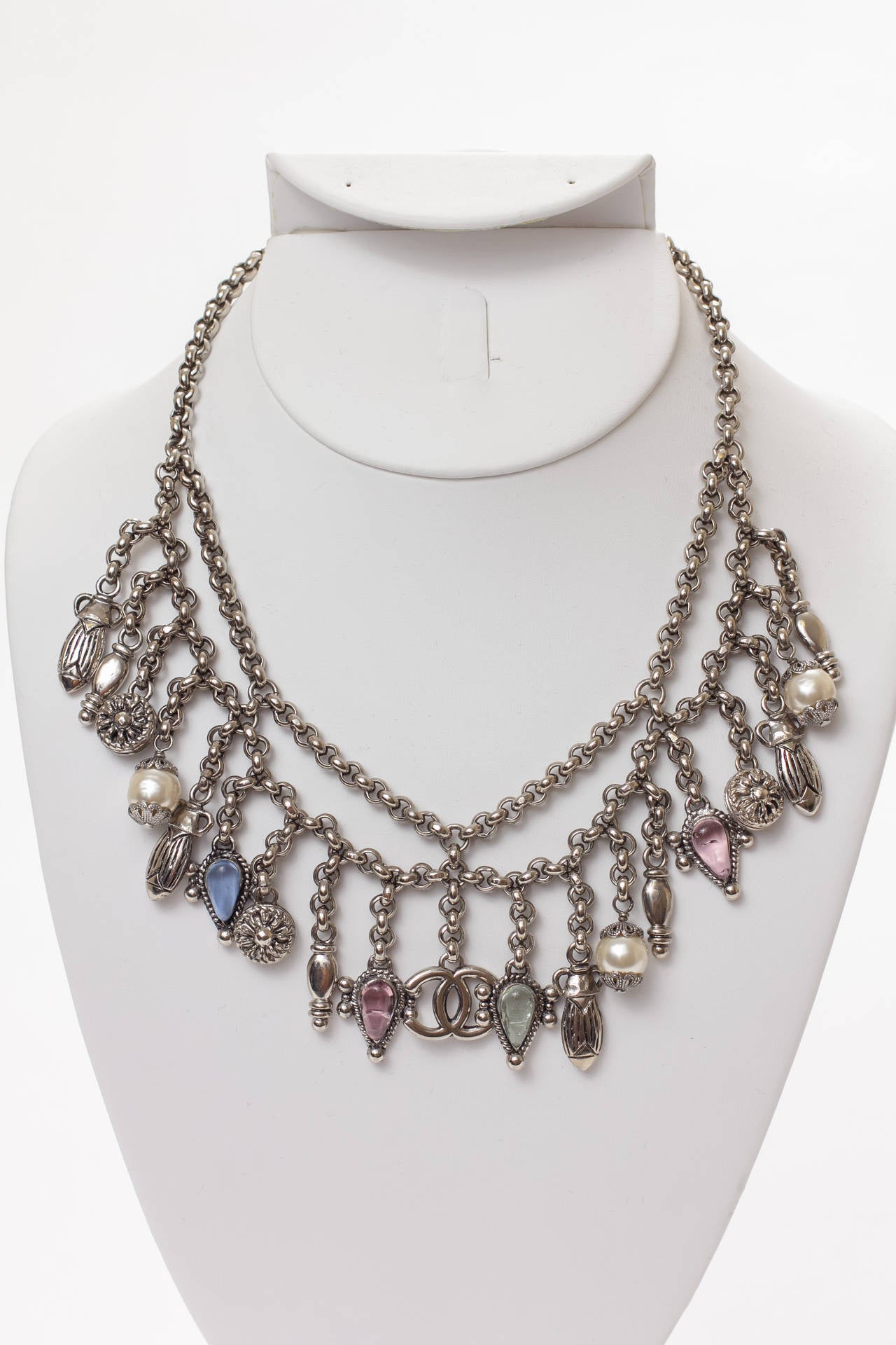 Chanel Necklace with Charms from 1998 P
Silver tone metal
Vintage piece
Excellent condition

Measurements:
16'' Long