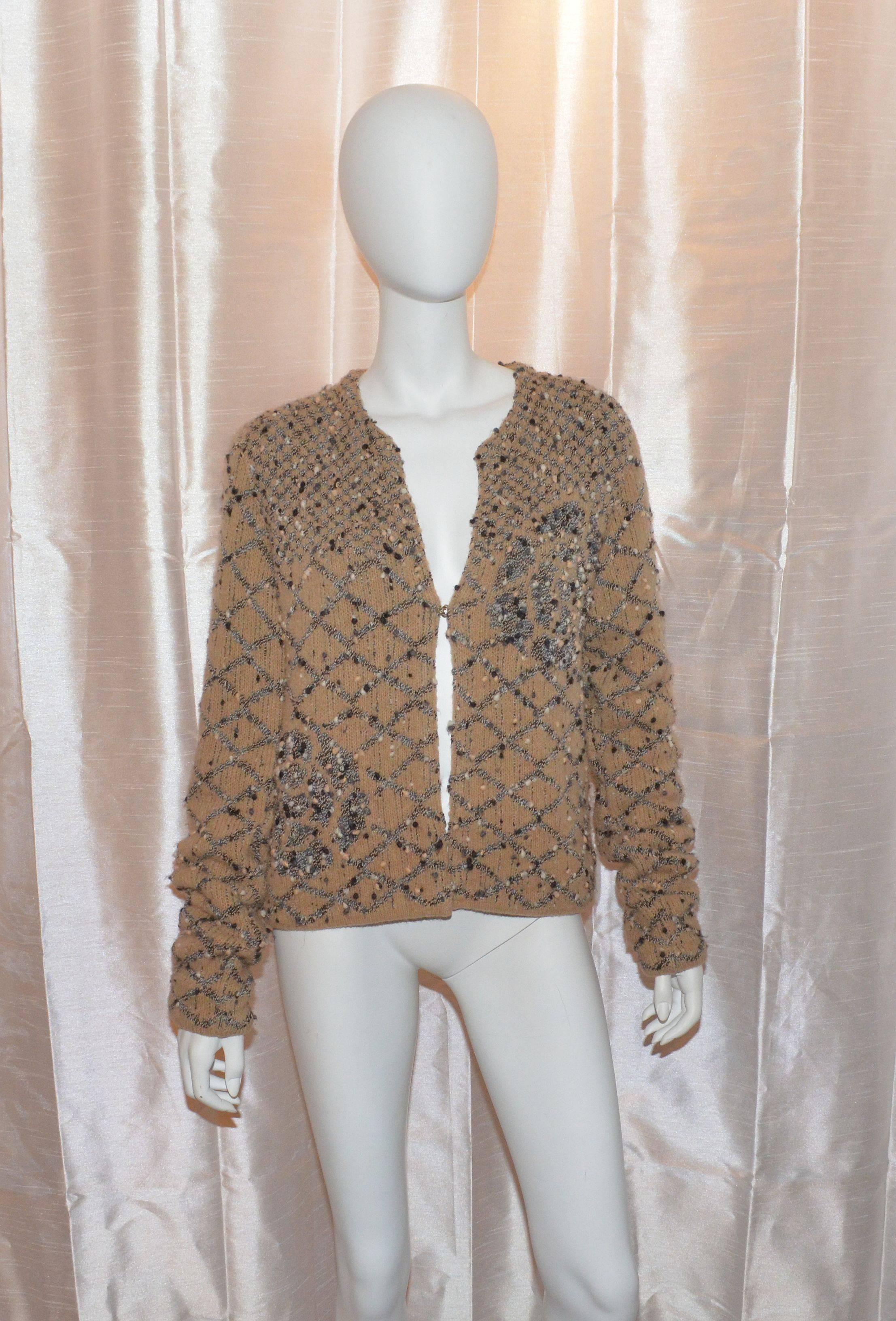 Chanel 2001 A Wool Blend Camel Hair Knit COCO Sweater Cardigan

Chanel Pullover hat eine Mitte Haken-und-Ösen-Verschluss auf der Vorderseite (Hardware eingraviert):: Bommel Detail in der gesamten:: 