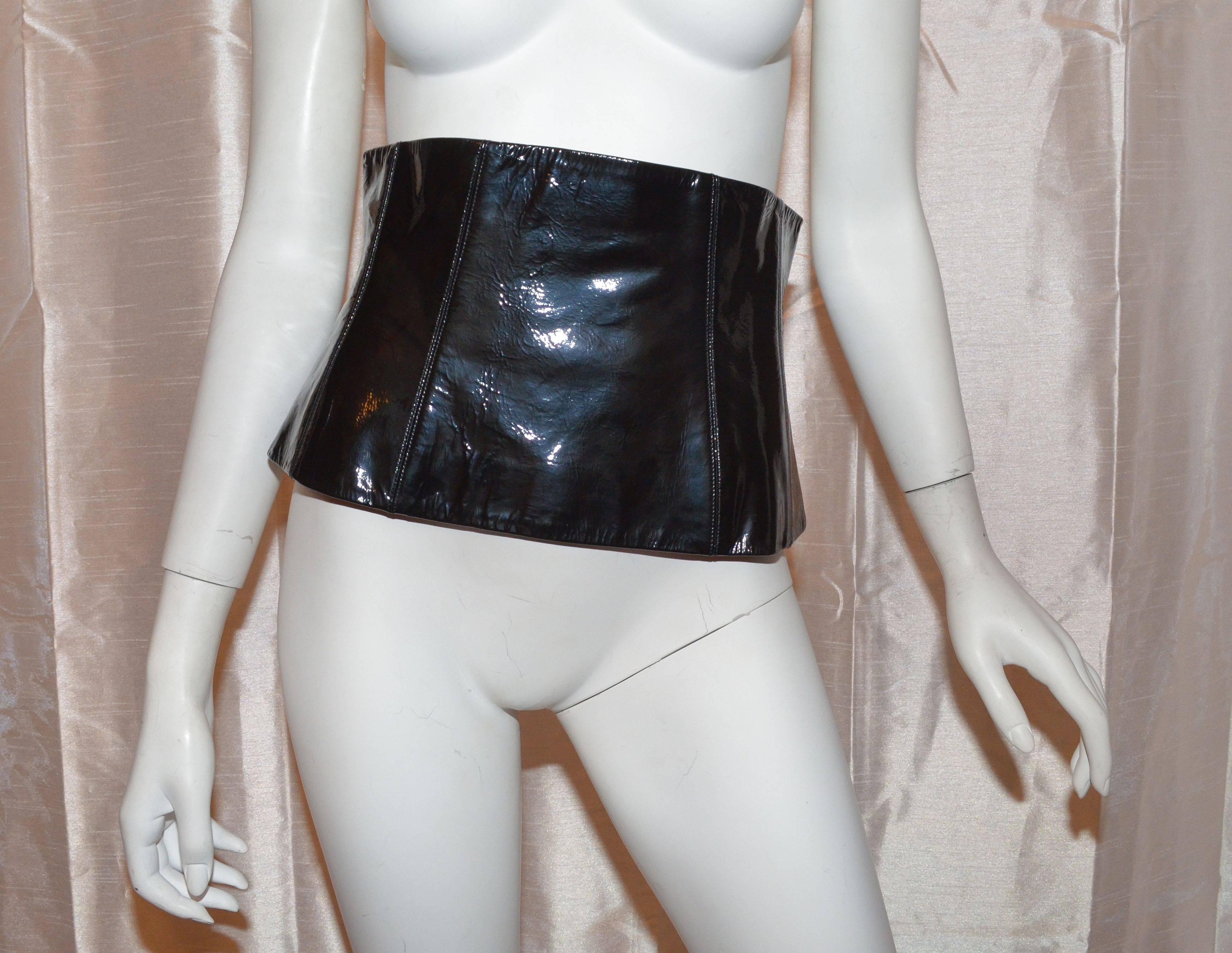 Chanel waist cinched belt has a back zipper fastening and hook-and-eye closure, and is made with 100% patent leather lambskin and lined in 100% silk. Labeled a size 38 and made in France.

Measurements:
Waist - 28''
Length - 8.5''