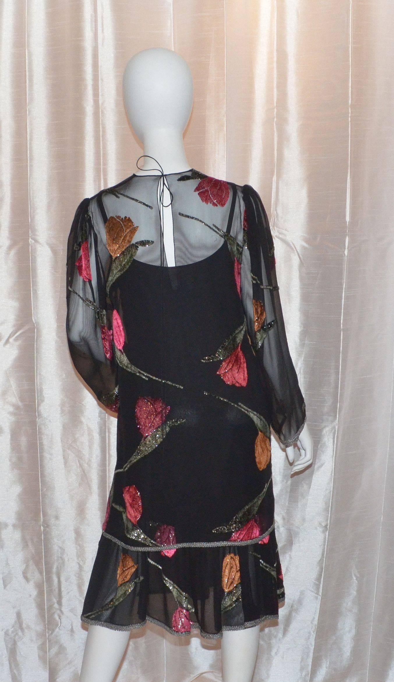 La robe 2 pièces de Pauline Trigere est faite de mousseline de soie et est ornée de fleurs en velours rose. La robe (couche inférieure) a des bretelles spaghetti réglables, une fermeture à glissière latérale et une taille basse en jersey noir mat