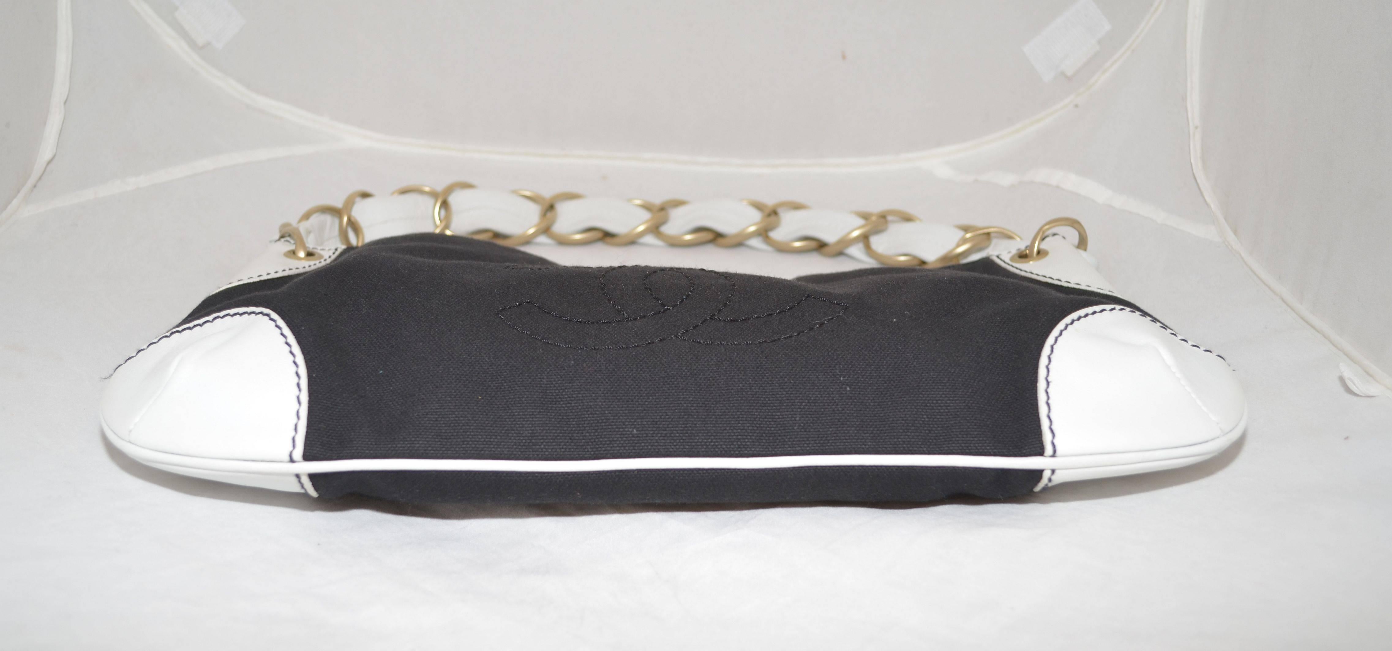 Chanel 2003-2004 Canvas Baguette GHW Kette Umhängetasche. Schwarze Canvas- und weiße Ledertasche mit einem Kettenschulterriemen mit goldfarbener Hardware:: Lederbesatz an den Ecken und einem Druckknopfverschluss. Das Innere ist vollständig gefüttert