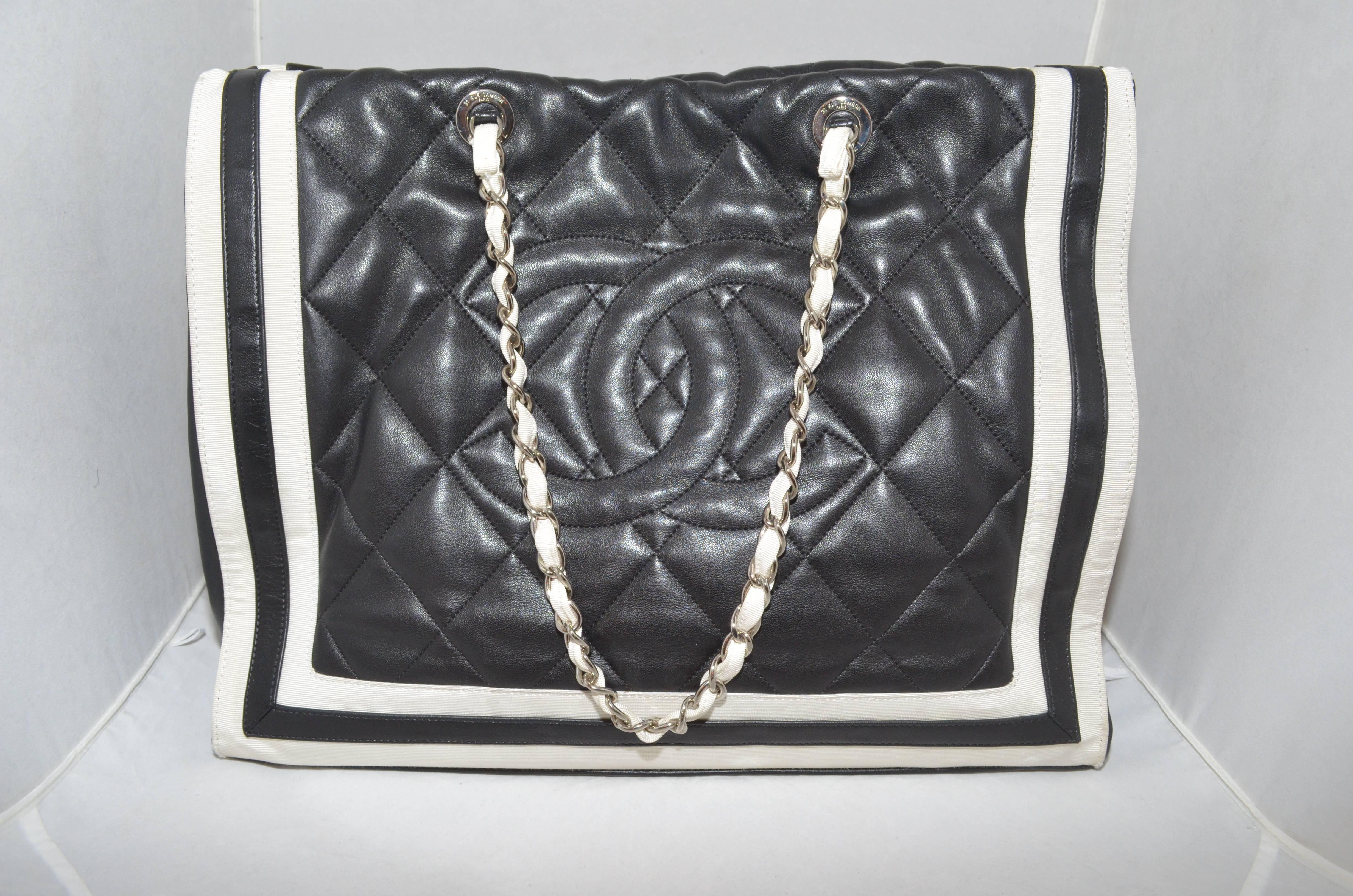 Chanel-Tasche mit silbernen Beschlägen:: weißem Faille-Besatz auf der Vorder- und Rückseite:: geprägtem CC in der vorderen Mitte und einem Schnappverschluss oben. Das Innere ist vollständig gefüttert und hat eine Reißverschlusstasche und 2