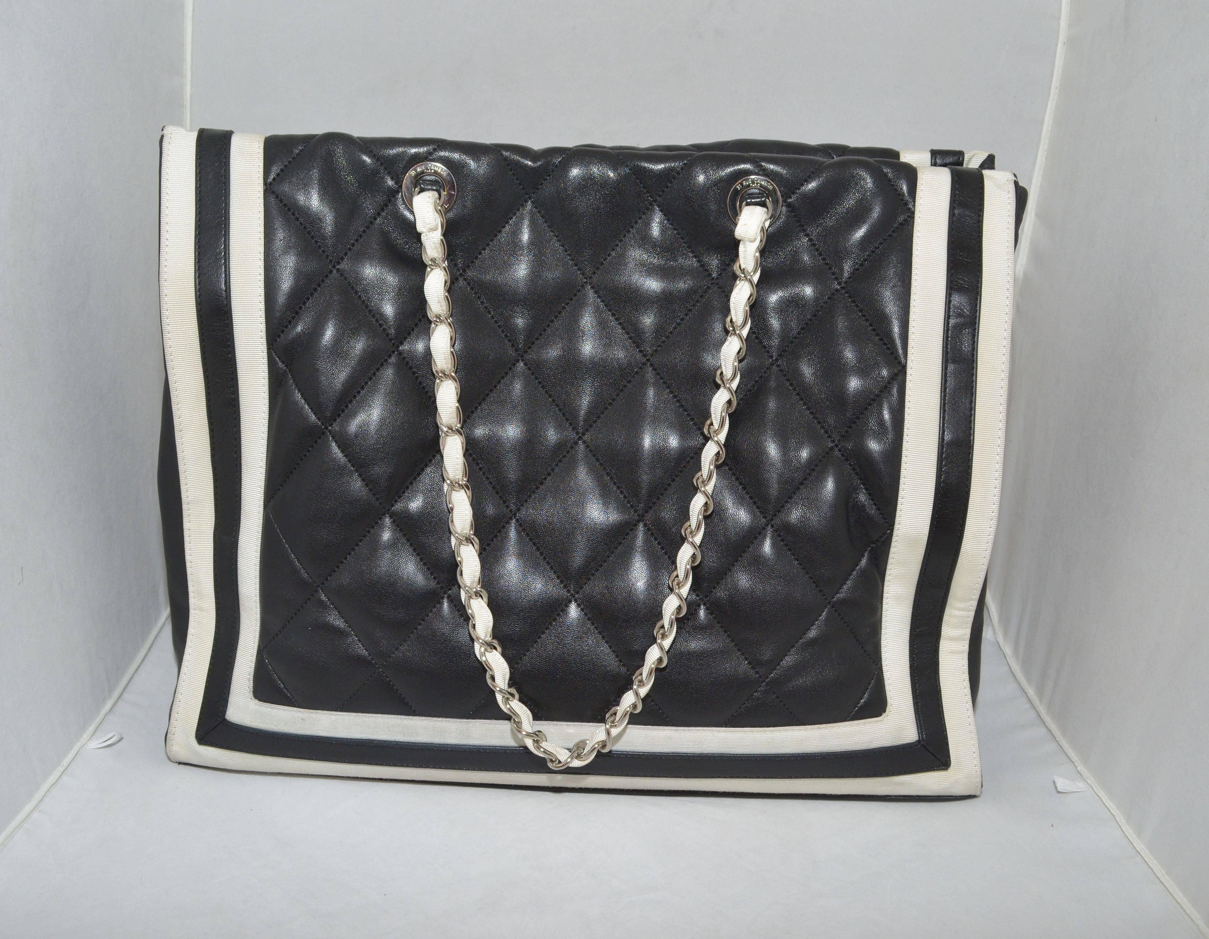 Chanel 2005-2006 Gesteppte Lammfell-Tasche (Schwarz)