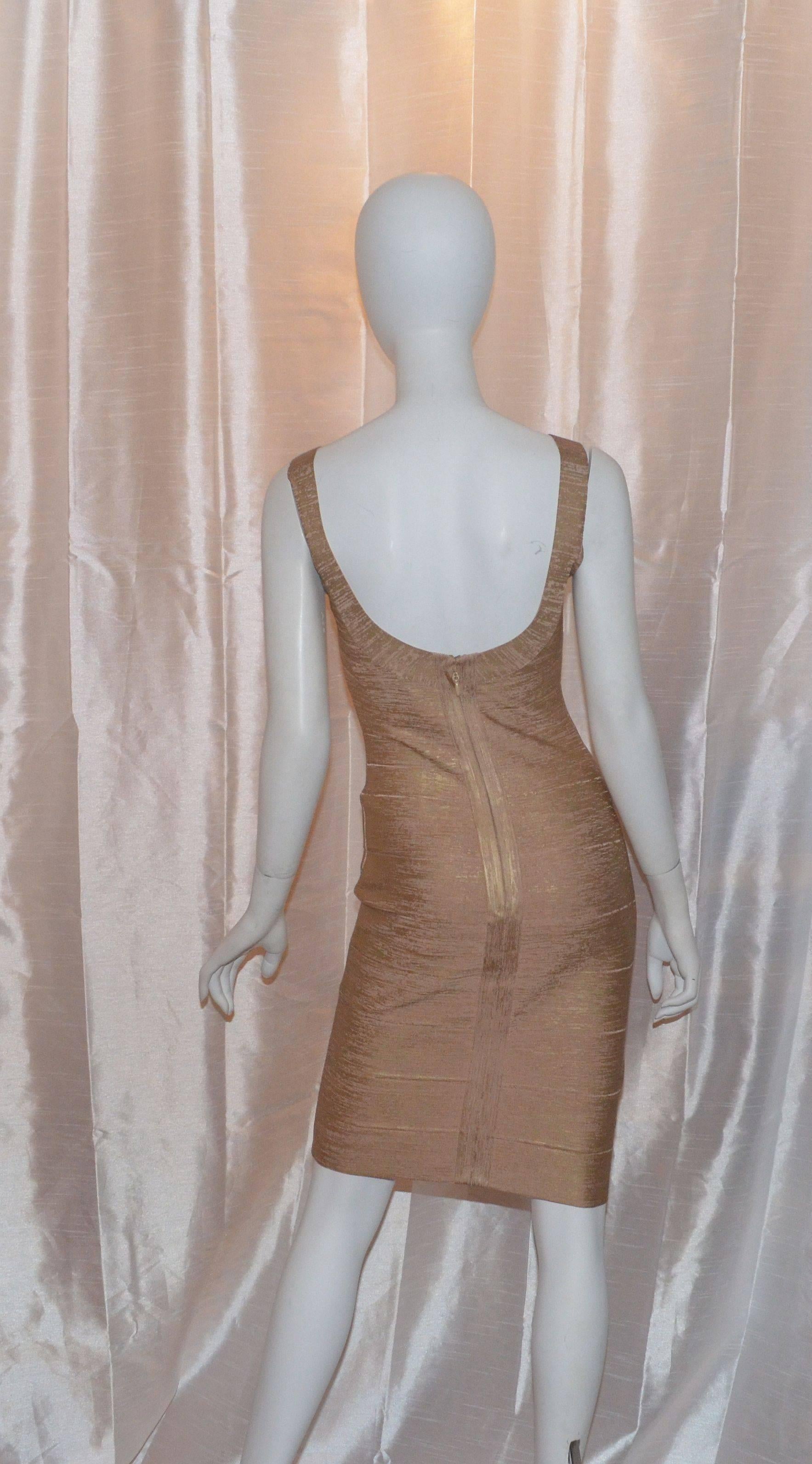 Herve Leger bandage dress features a scoop neckline and a slightly open back silhouette. Dress has back zipper and hook-and-eye closure. Size S. Excellent condition.

Measurements:
Bust - 28''
Waist - 24''
Hips - 30''
Length - 36''