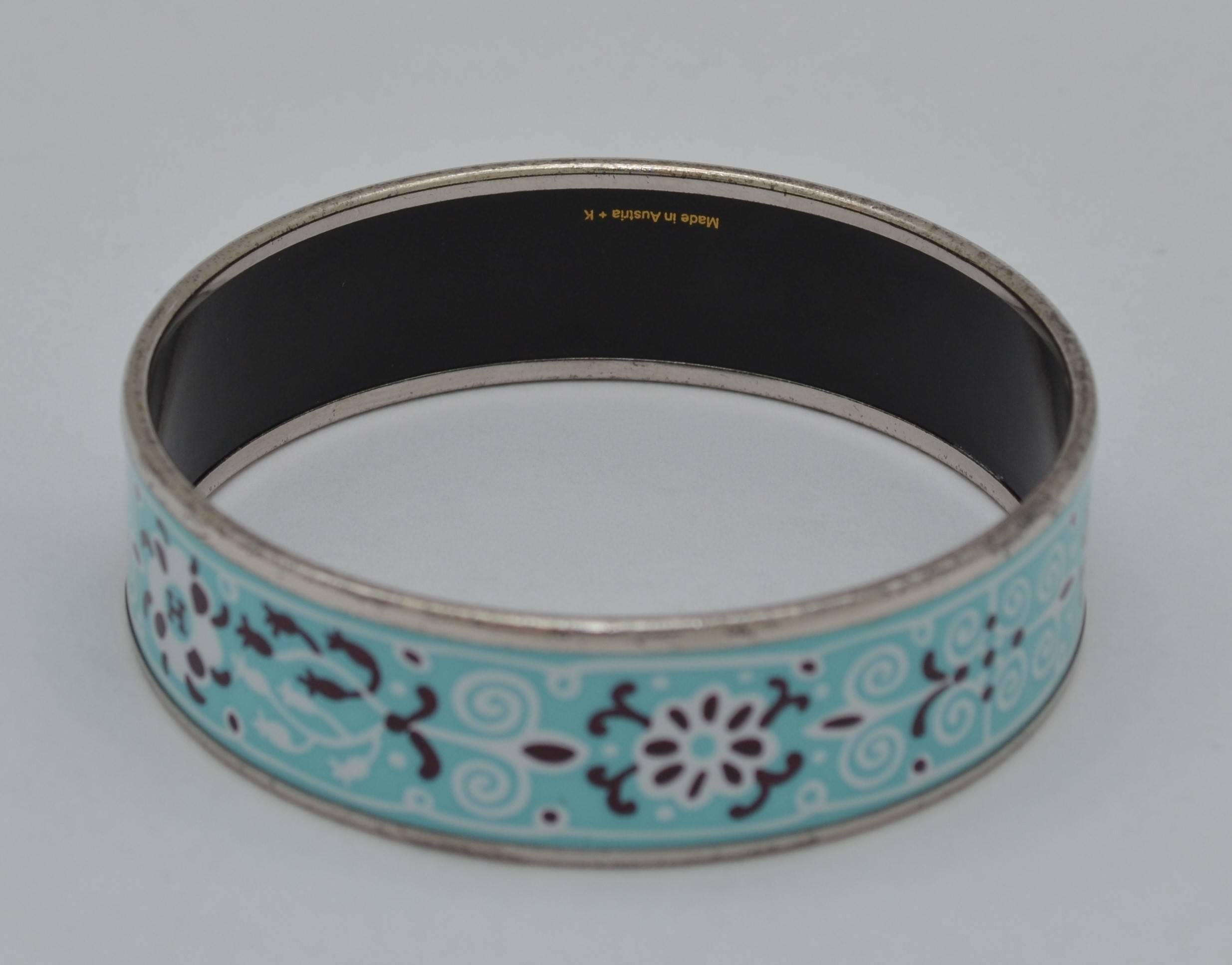 Hermes Paris Turquoise Enamel Print Bangle Bracelet size 70 Large

Hermes Paris silver-tone metal bangle features a turquoise background with a print on the enamel, and is made in Austria. Diameter measures 7 centimeters (2.75 inches), width is 2