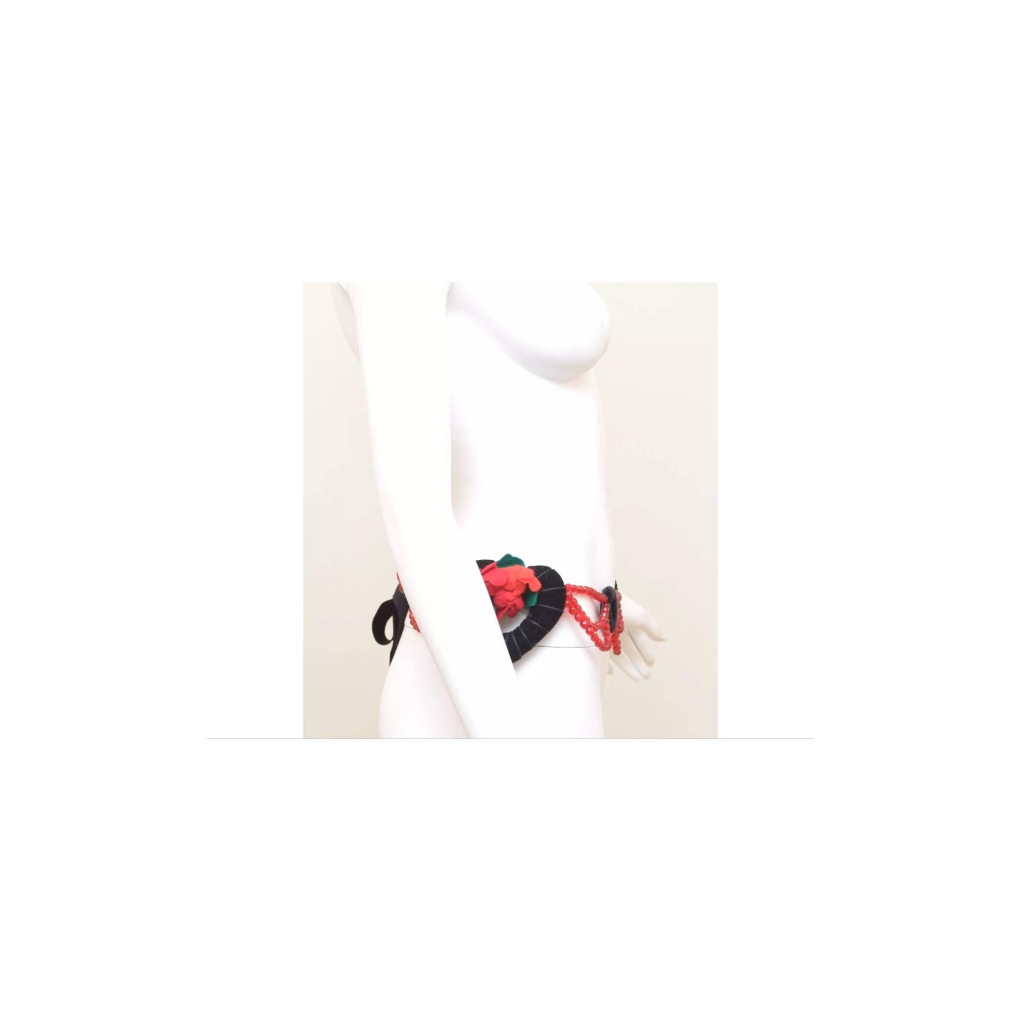Vintage Moschino Samt Filz Glasperlen Herz Rose Quaste Gürtel Halskette

Der Krawattengürtel von Moschino aus Samt und Stoff kann auch als Halskette getragen werden. Mit roter Perlenverzierung, Stoffrosen, Samtkreisen und Herzen. Das mit Samt