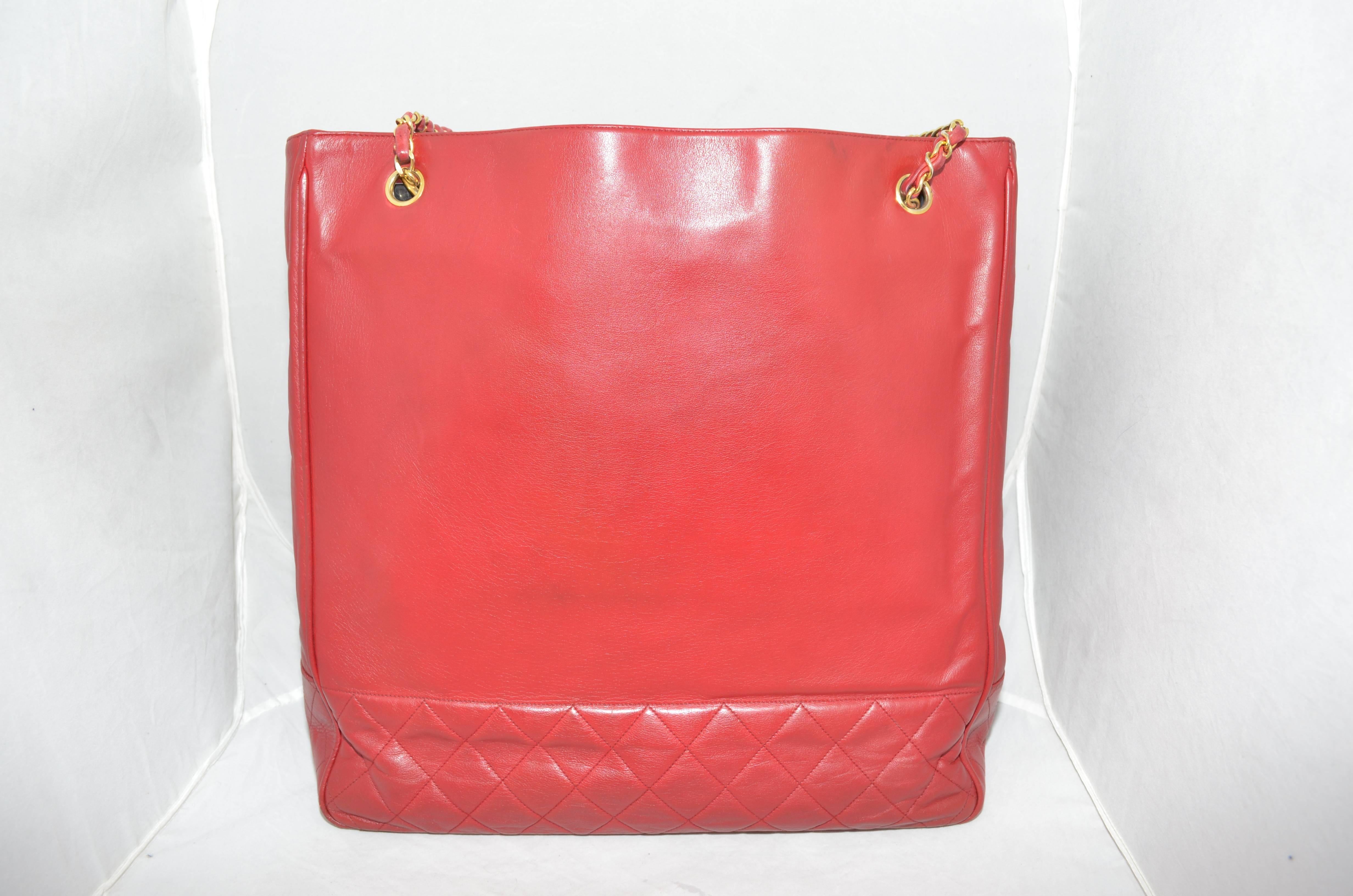 Chanel Red Leather 1986-1988 Vintage Tote Shopper Bag

Chanel vintage tote circa 1986-1988 in red leather with gold-tone chain and interwoven leather shoulder straps, CC leather charm tag on strap, and a quilted trim along the bottom sides. Fully