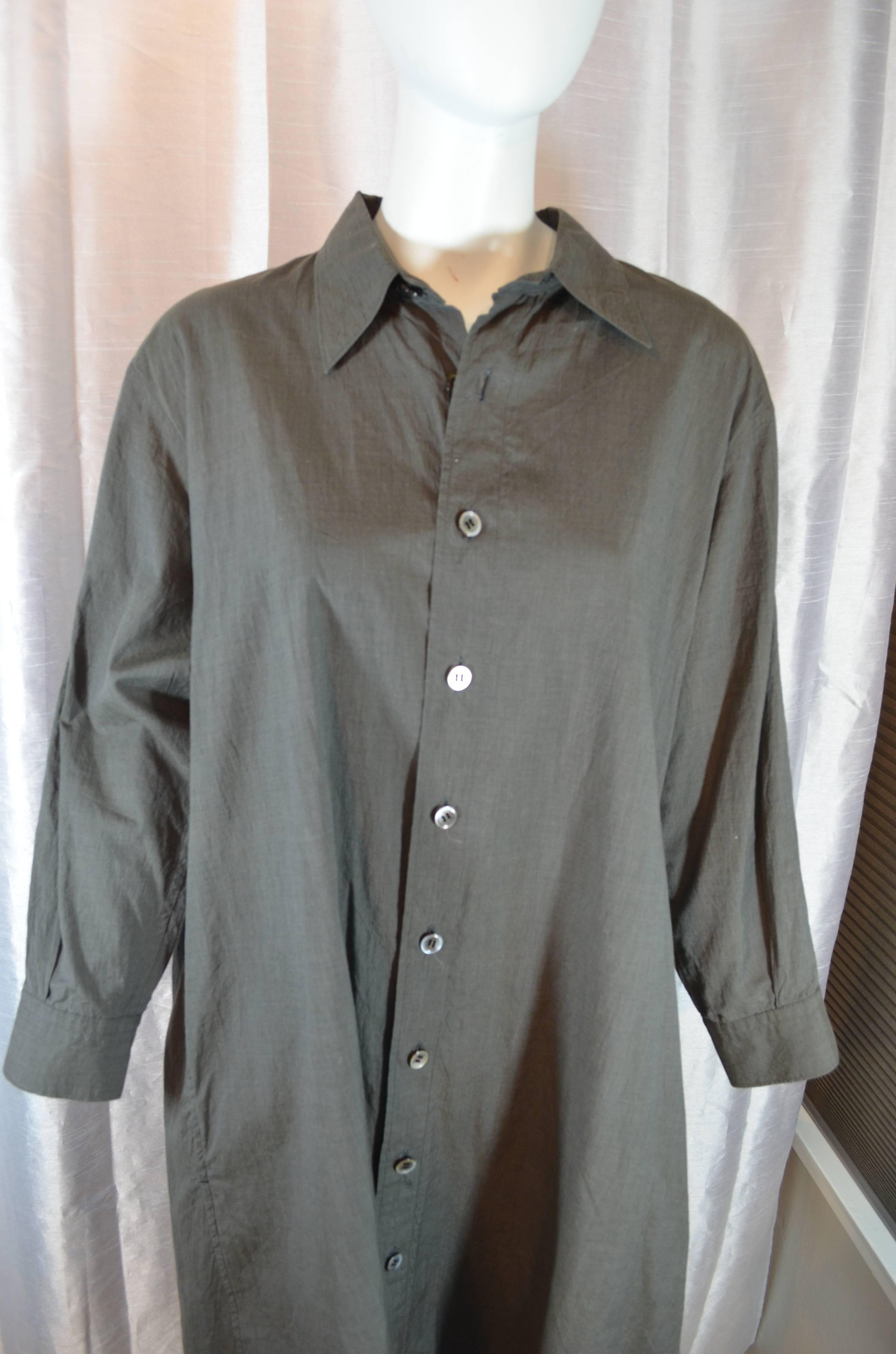 Yohji Yamamoto Y's A-line Shirt Dress in 100% cotton. Front buttons, mens shirt hemline, longer in the back than front. Side seam pockets. Back pleat. Good pre-worn condition. Size 4 / on a 1-4 scale.

Measurements in inches:
Shoulder - 19
Bust -
