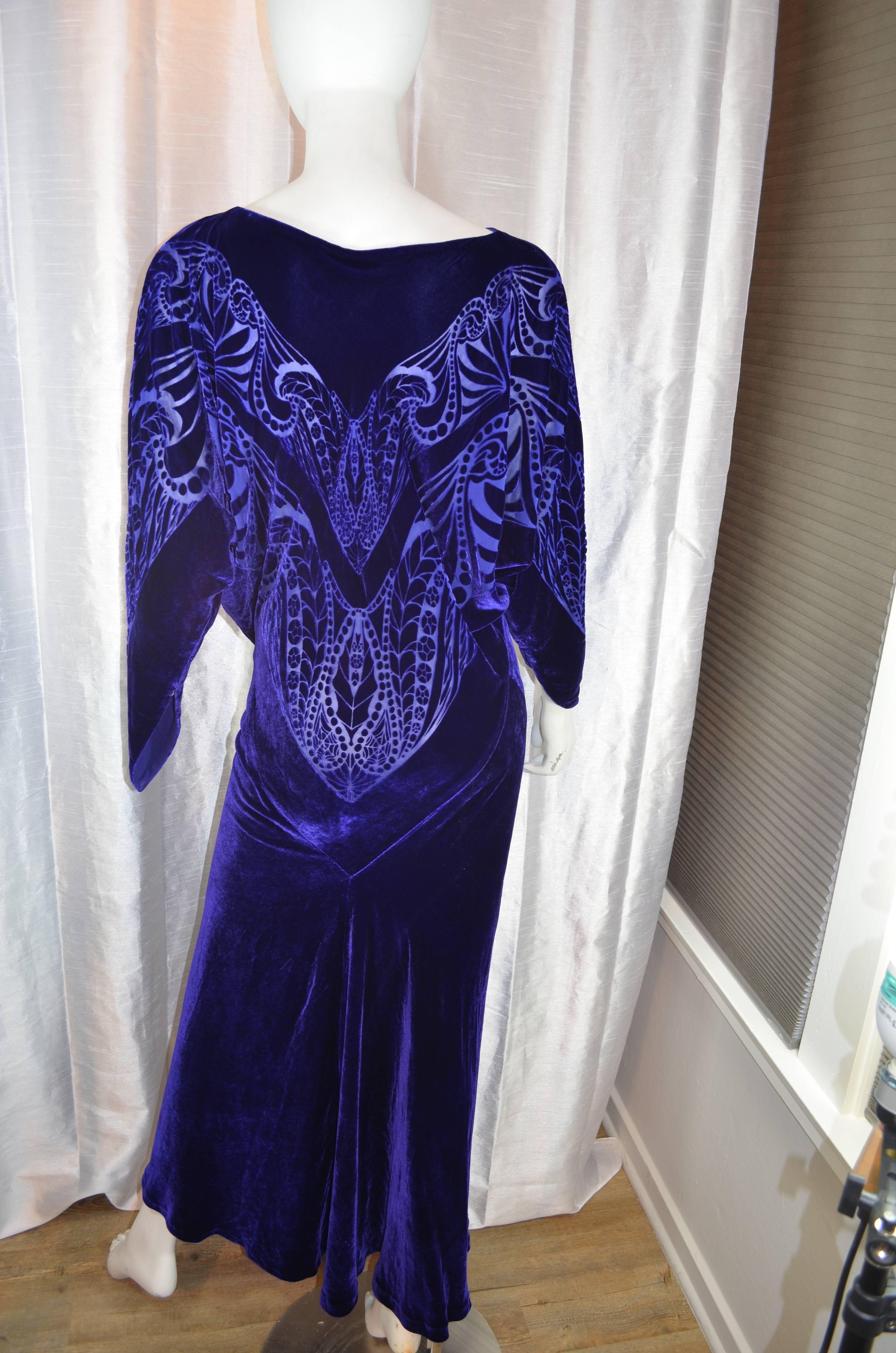 Charles and Patricia Lester Couture Gown

Purple burnout silk velvet bias cut gown. Excellent condition.

Measurements in inches: Note: 2+/- inches give due to bias cut and larger the size shorter the gown
Bust - 34-40
Waist - 24-28
Hip -