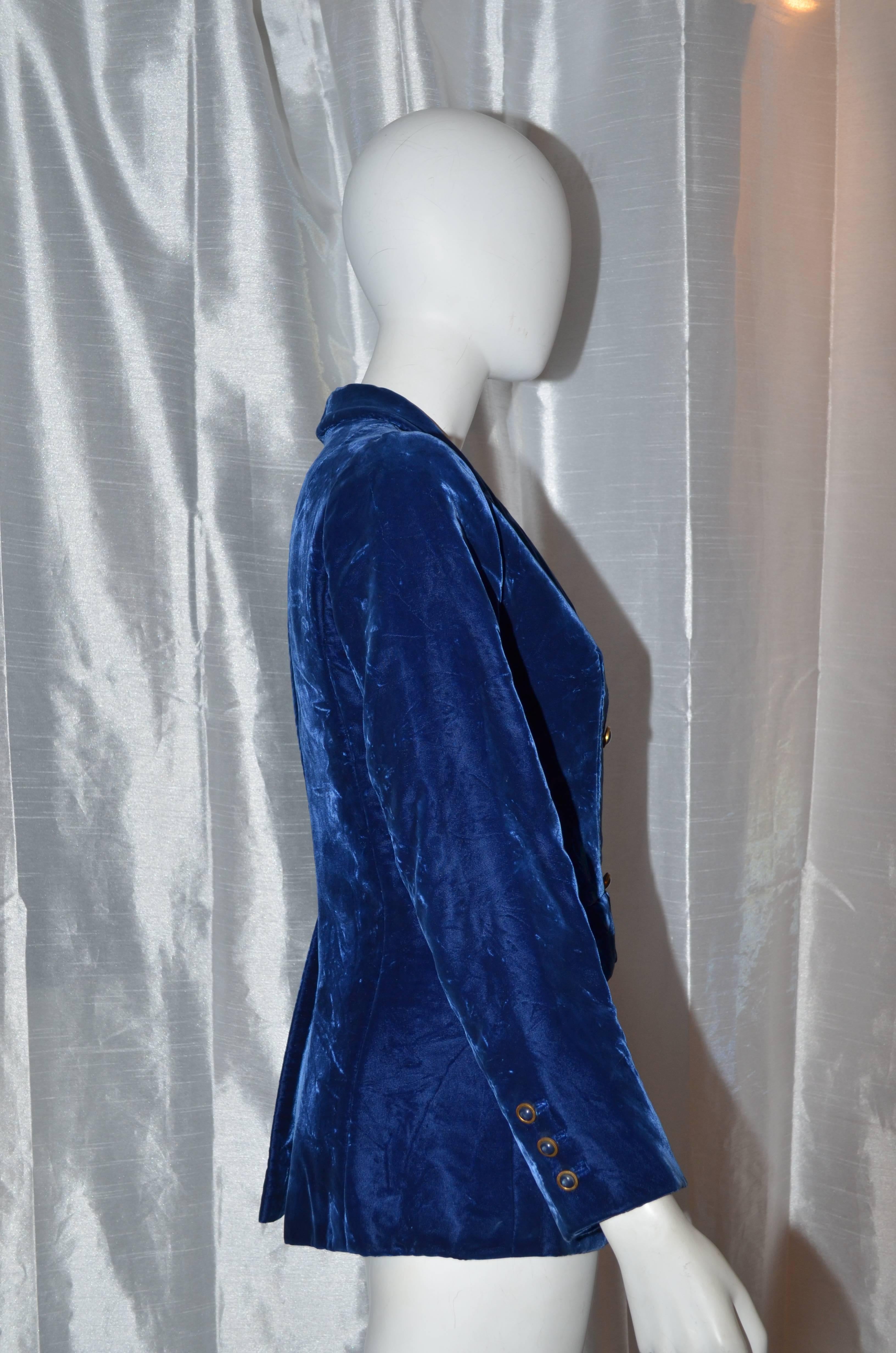 Christian Dior Haute Couture Automne-Hiver 1968 Crushed Midnight Blue Velvet Jacket

Rock n Roll style double breasted, bound buttonholes, gold buttons with blue centers at front and sleeve cuffs, slightly peaked later, single vent at back, taffeta