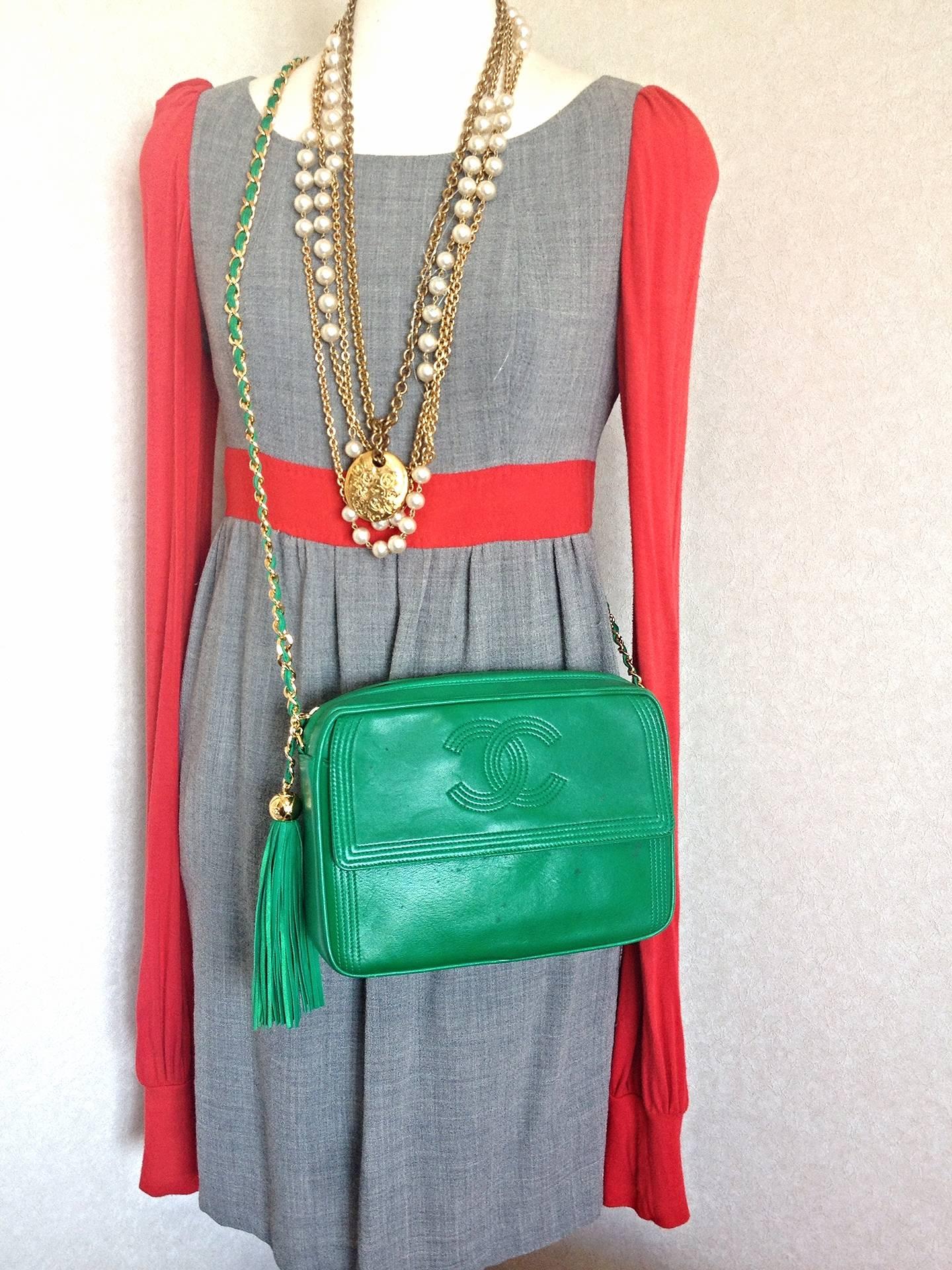 1990s vintage CHANEL green lamb leather camera bag style chain shoulder bag. 5