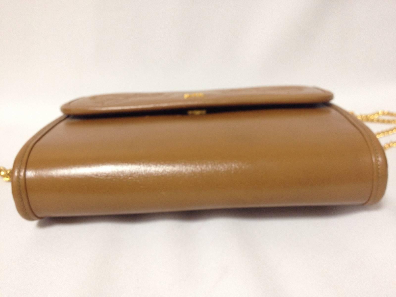 Vintage Nina Ricci tanned brown leather mini clutch shoulder bag with gold chain In Excellent Condition For Sale In Kashiwa, Chiba