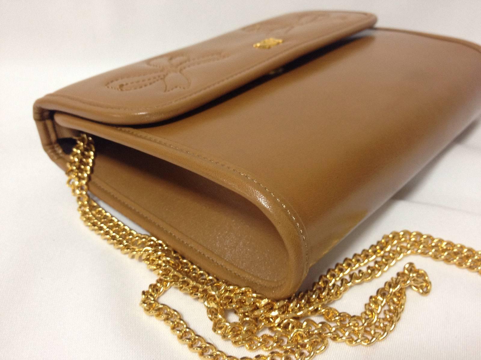 Vintage Nina Ricci tanned brown leather mini clutch shoulder bag with gold chain For Sale 1