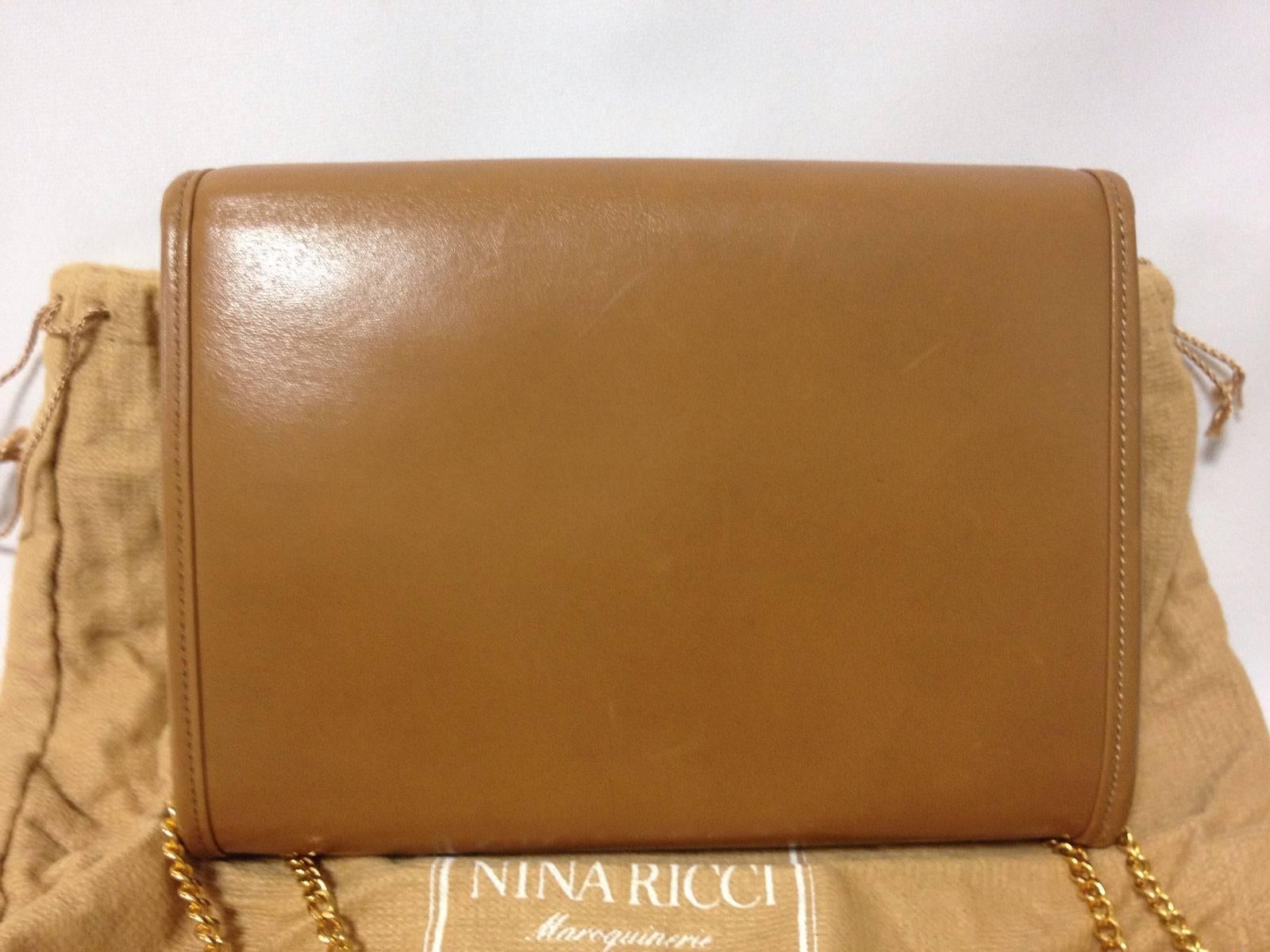 Brown Vintage Nina Ricci tanned brown leather mini clutch shoulder bag with gold chain For Sale