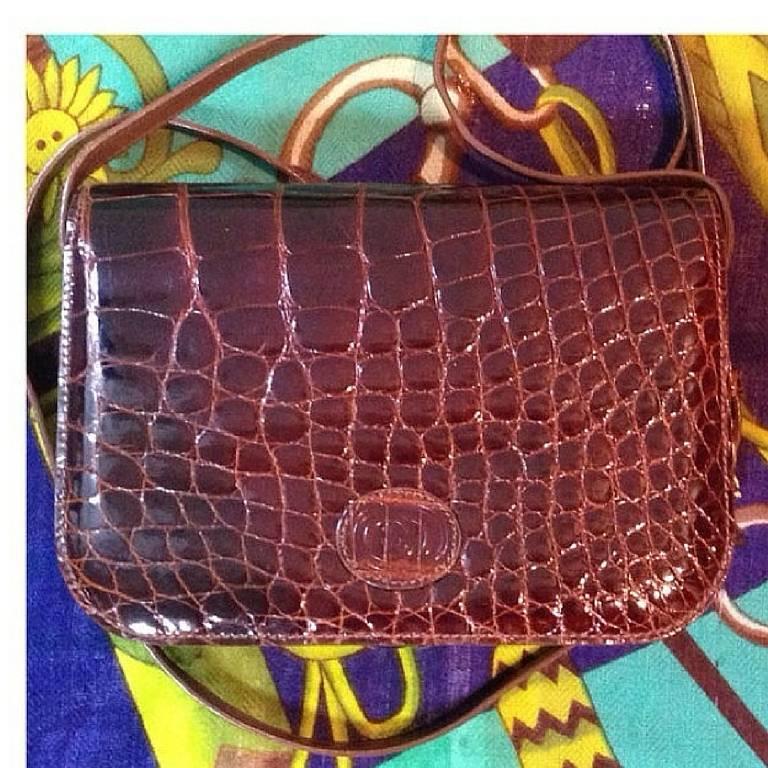 Vintage GUCCI crocodile brown leather shoulder bag with GG mark. Unisex. For Sale 3
