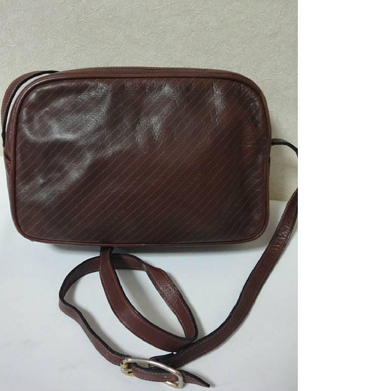 Vintage LANVIN wine brown logo printed leather shoulder bag with iconic golden logo motif, classic purse for daily use.

LANVIN 80's Vintage shoulder bag elegant in wine brown leather

One of a kind LANVIN's purse back in the old era. 
Appears to