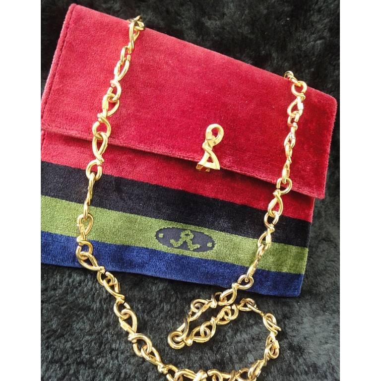 80's Vintage Roberta di Camerino red, navy green velour clutch shoulder purse with R chain strap and golden logo motif.

For all Roberta vintage lovers, this clutch is the one for you!

Very chic and cute! 
You will love its color iconic