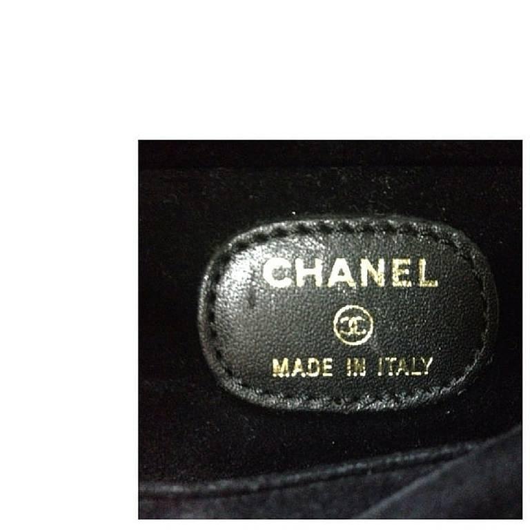MINT. 90's Vintage CHANEL caviar travel and cosmetic case pouch, mini bag. For Sale 2