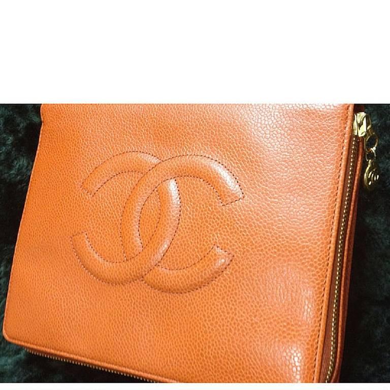 MINT. 90's Vintage CHANEL caviar leather travel and cosmetic case pouch, mini bag in orange, rare piece. Best vintage Chanel for the season

Introducing a very classic vintage caviar leather cosmetic jewelry case/ travel pouch from CHANEL in the