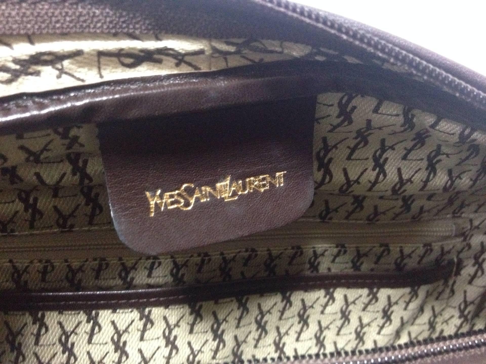 Vintage Yves Saint Laurent genuine dark brown leather daily use duffle bag. Clas In Good Condition For Sale In Kashiwa, Chiba