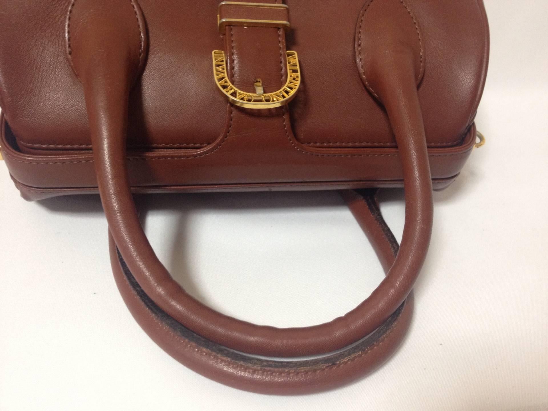 Vintage Valentino Garavani, brick brown leather mini handbag with golden logo  In Good Condition In Kashiwa, Chiba