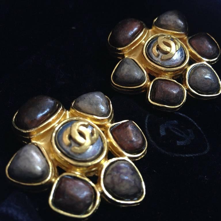 Vintage CHANEL marble brown and taupe color gripoix stone flower earrings.  In Good Condition For Sale In Kashiwa, Chiba
