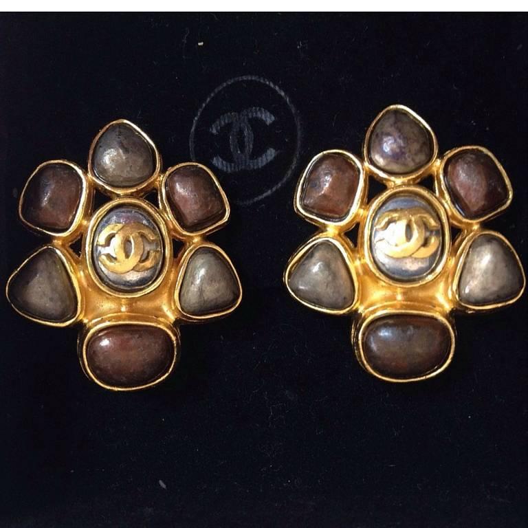 1990s. Vintage CHANEL marble brown and taupe color gripoix stone flower motif earrings with gold tone CC logo. Perfect Chanel jewelry for party


Vintage CHANEL marble brown and taupe color gripoix stone flower motif earrings with gold tone CC logo.