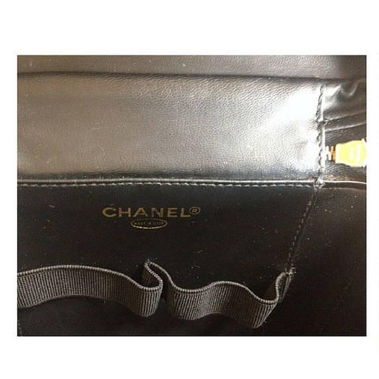 Vintage CHANEL black caviar large vanity purse, lunch box style handbag. Classic In Good Condition In Kashiwa, Chiba