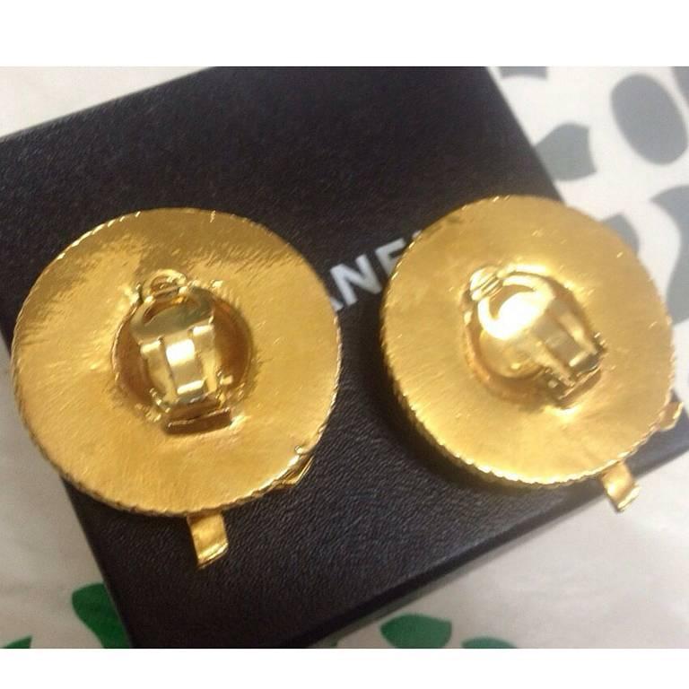 Vintage CHANEL gold tone straw hat design extra large earrings. Hat with ribbon In Good Condition In Kashiwa, Chiba