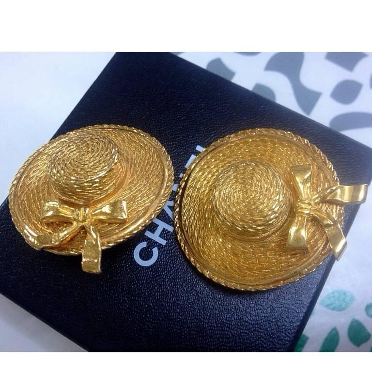 Vintage CHANEL gold tone straw hat design extra large earrings. Hat with ribbon. Chic and mod vintage Chanel jewelry. Perfect gift

Fun and Chic and Gorgeous you! Great gift idea. Free gift wrapping. 
90's vintage Chanel extra large earrings in