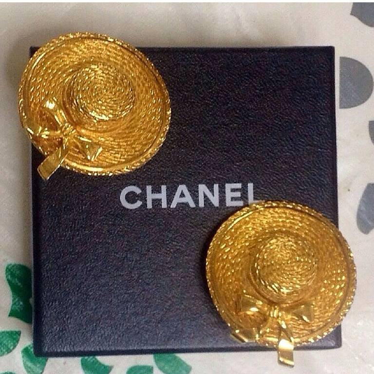 Vintage CHANEL gold tone straw hat design extra large earrings. Hat with ribbon 1